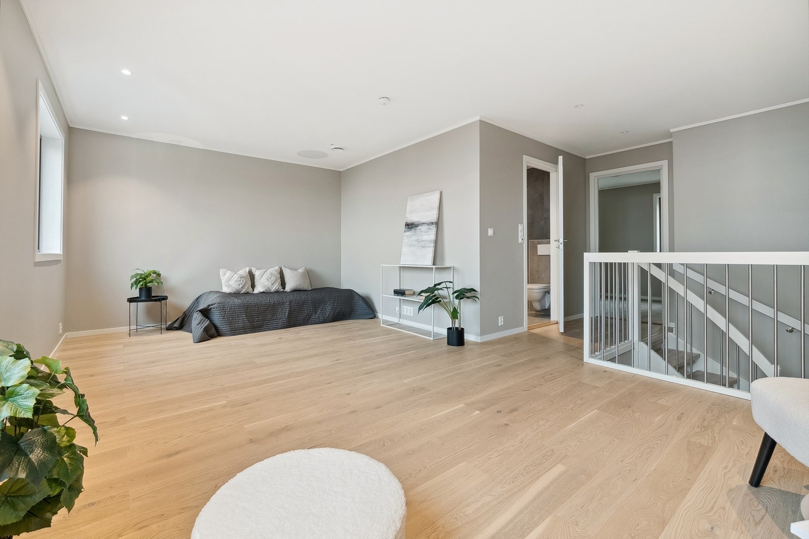 Loftstuen gir muligheter for to ulike soner - lesekrok og tv-titting Galleribilde