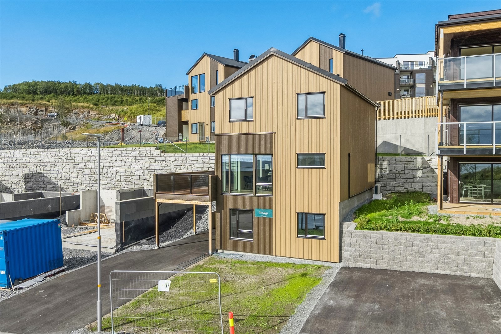 Asfaltert adkomst og i carporten, samt nysådd plen på forsiden Galleribilde