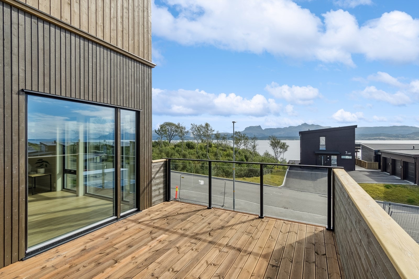 Friområdet over gaten vil sikre deg mot fremtidig bebyggelse der, noe som er verdt å merke seg Galleribilde