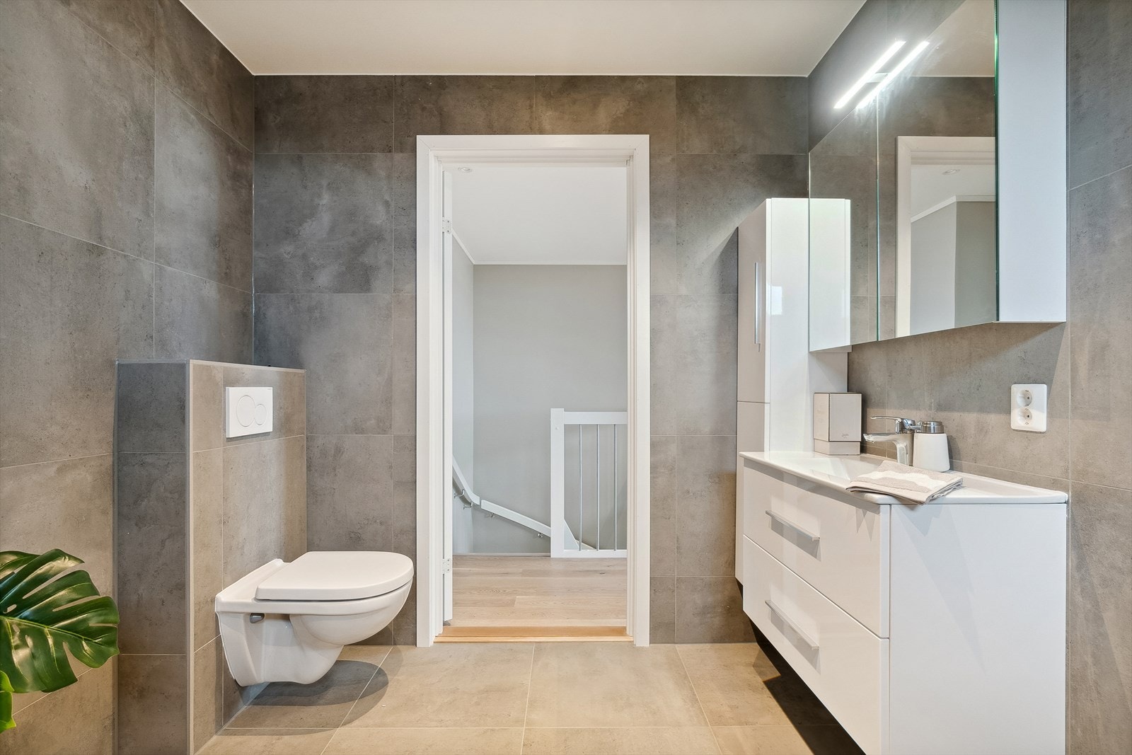 Veldig flott bad med 60x60 fliser i boligens toppetasje Galleribilde