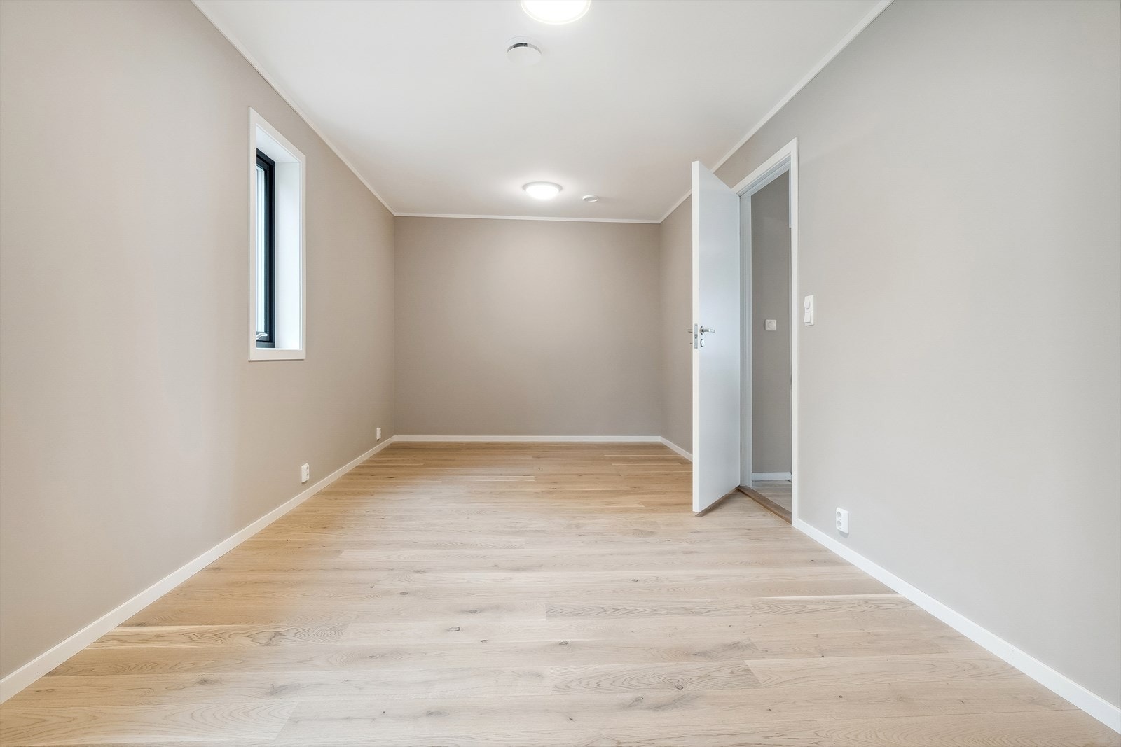 Meget stort soverom på ca 17 kvm hvor det er rikelig med muligheter for garderobe eller garderoberom - det blir helt opp til din egen design-drøm! Galleribilde