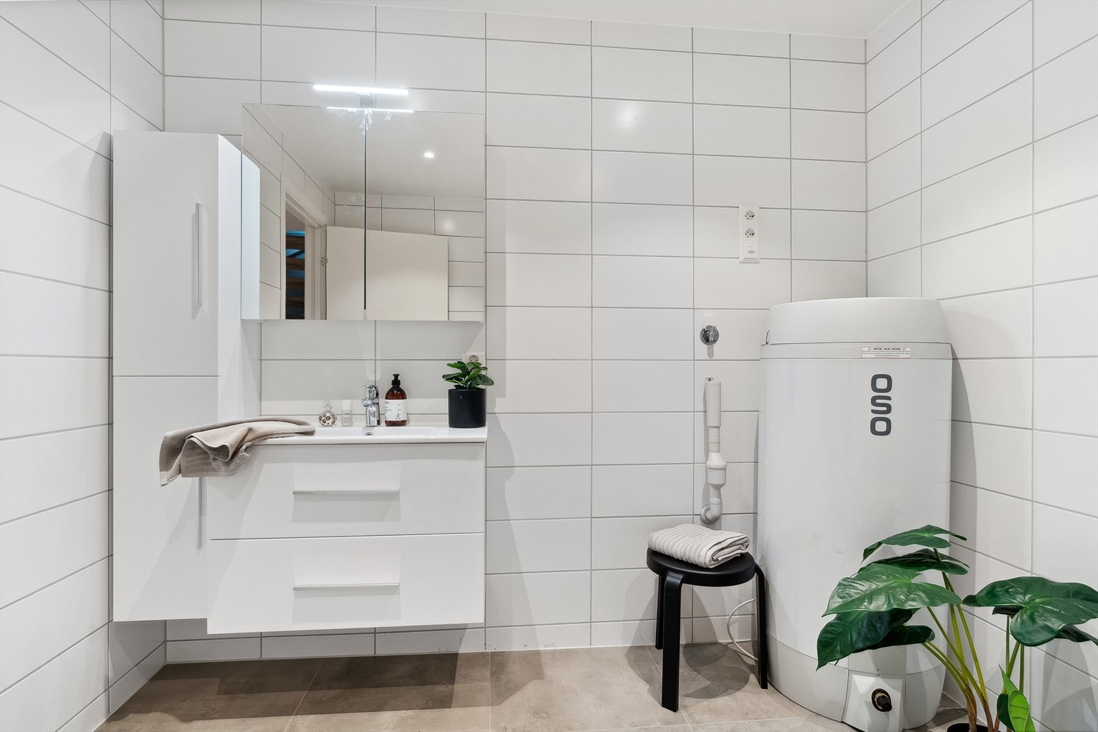 Flott kombinert bad og vaskerom i 1. etasje Galleribilde