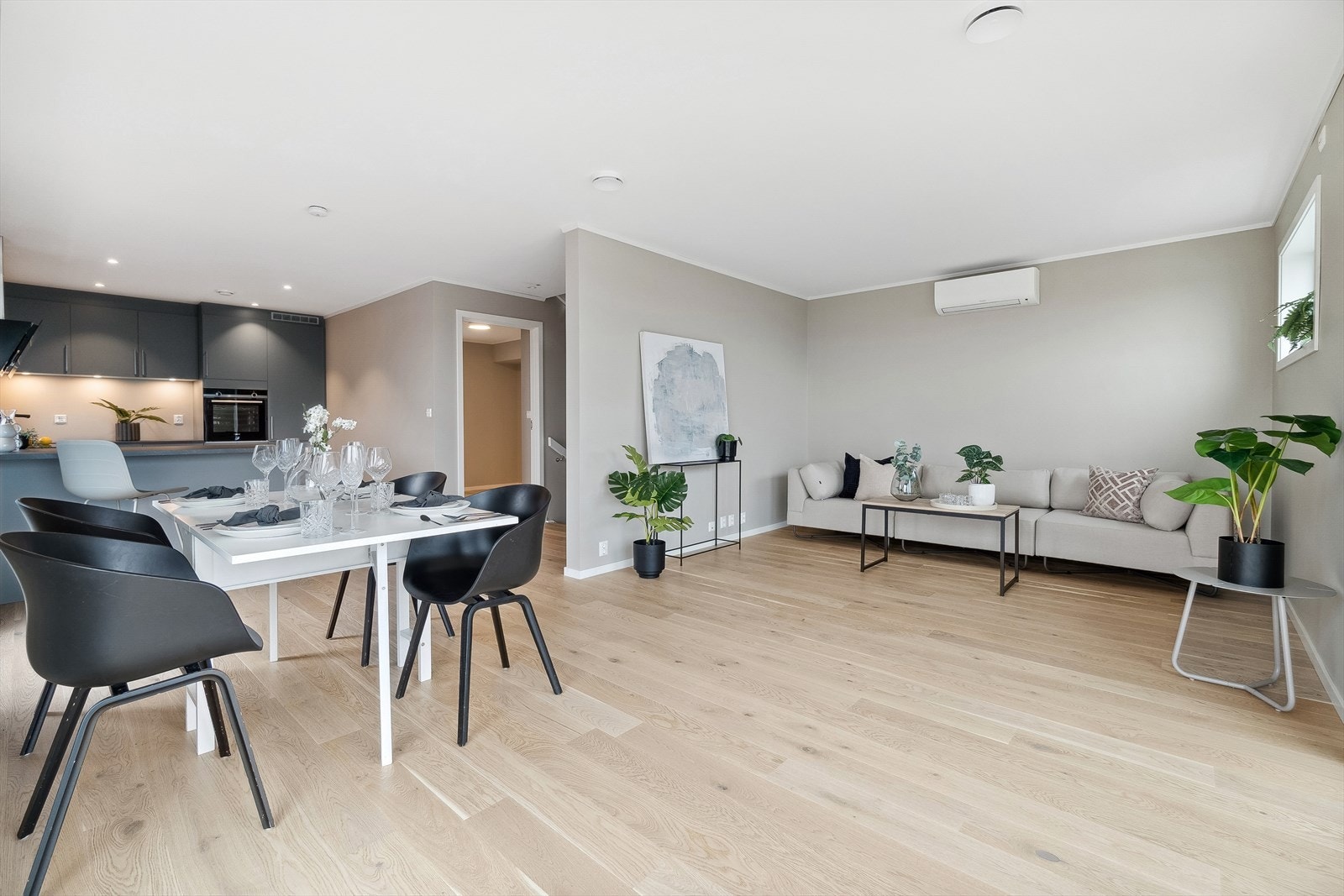 Flott stueområde hvor du både får spiseplass og sofakrok - alt med en flott utsikt mot sør Galleribilde