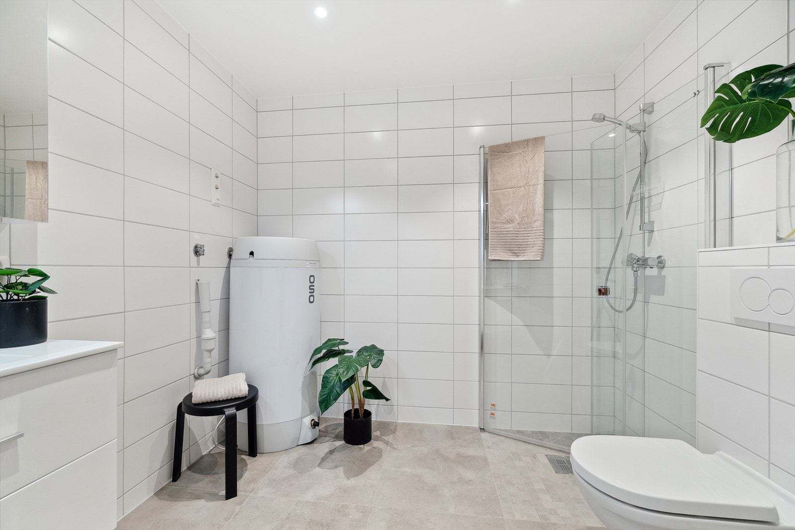 Flott kombinert bad og vaskerom i 1. etasje Galleribilde