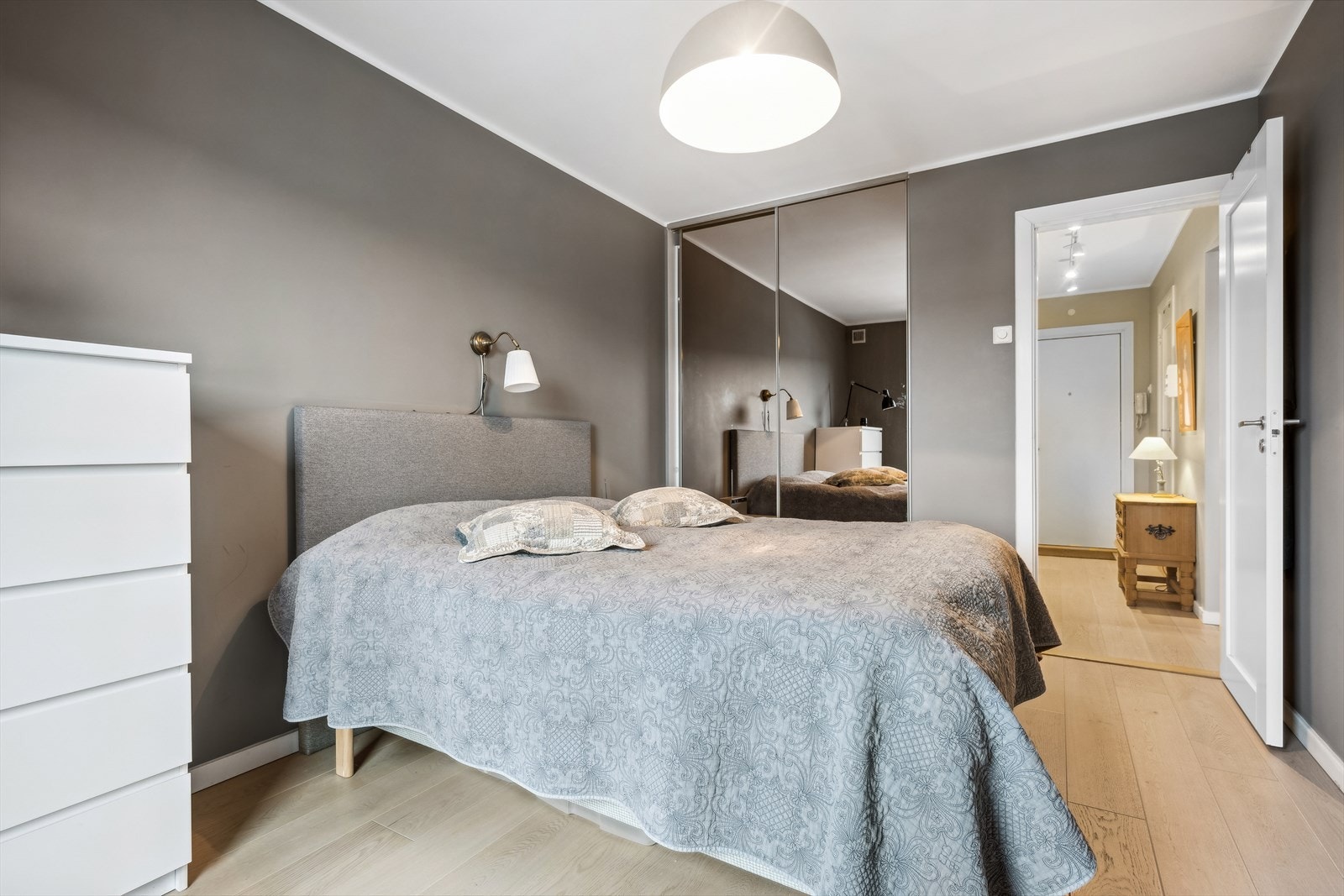 På hovedsoverommet finnes det innebygd skyvedørsgarderobe med speilfronter. Galleribilde