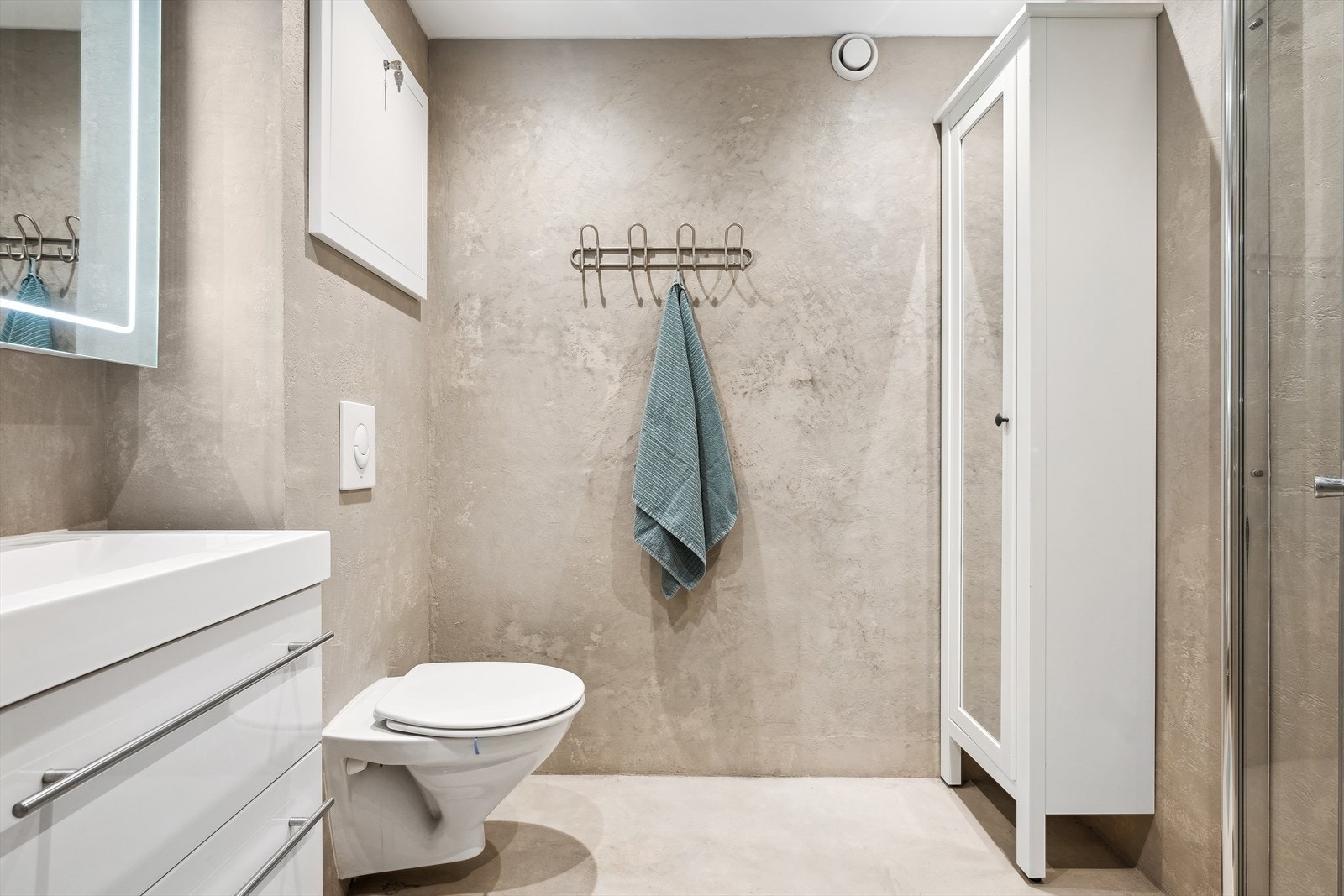 Badet er i følge eier pusset opp i regi av borettslaget i 2013 og overflateoppusset med mikrosement i 2018. Galleribilde