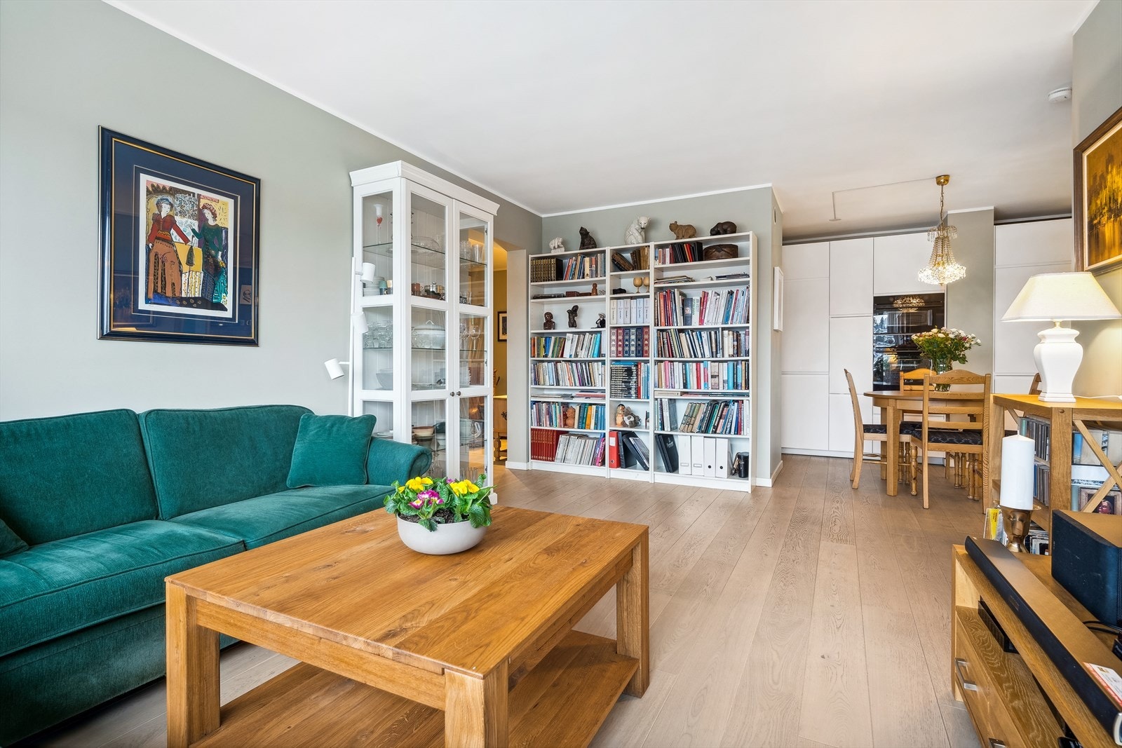 Enstavs parkett og moderne fargevalg er gjennomgående for hele leiligheten. Galleribilde