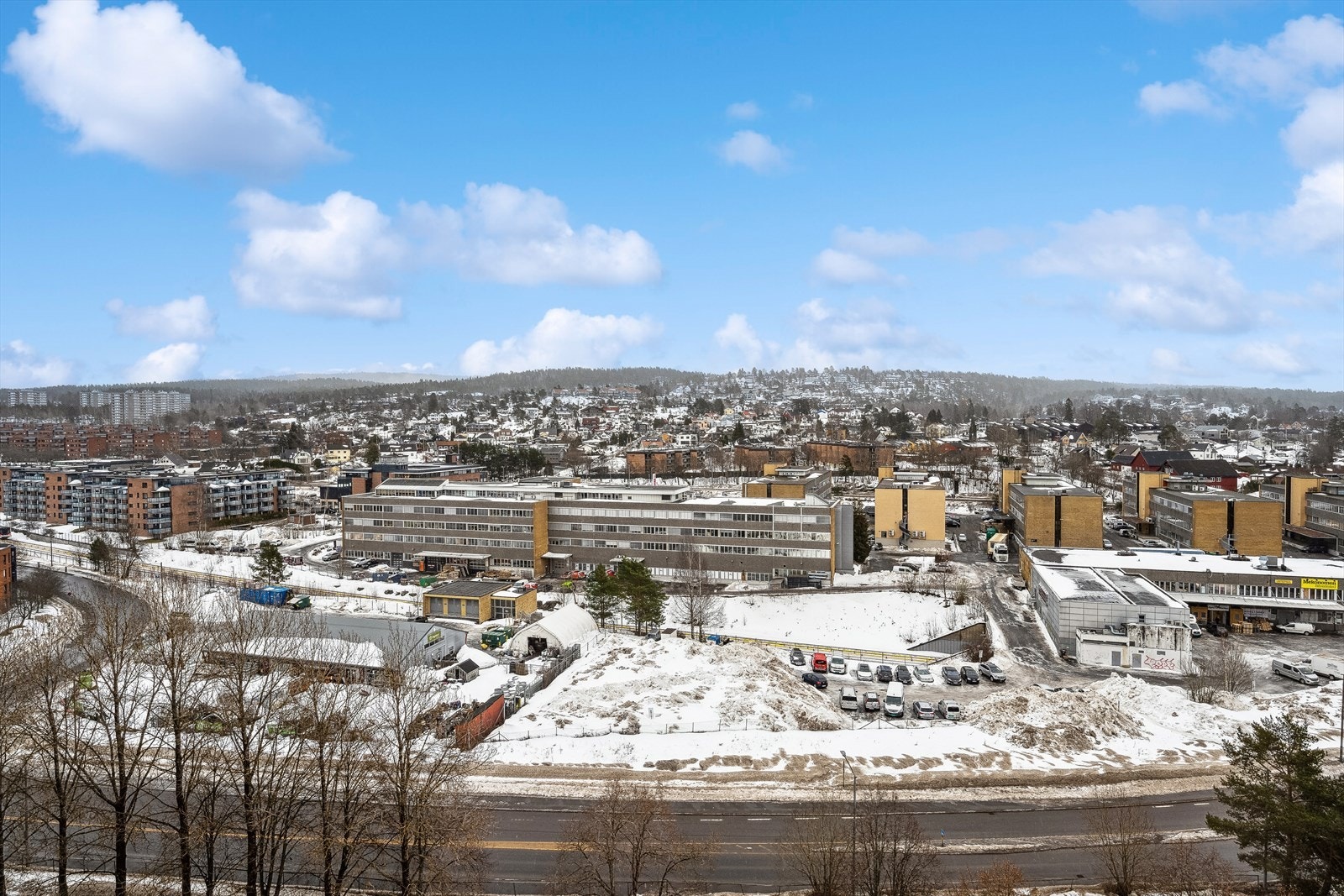 Dette er en tiltalende 3-roms andelsleilighet beliggende i 11.etasje med heisadkomst. Flotte utsiktsforhold! Galleribilde