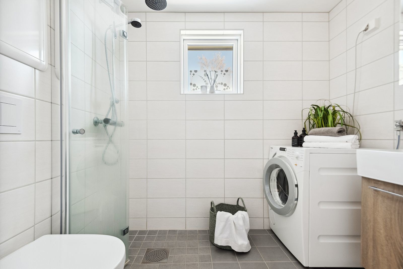 På badet er det gulvvarme, vegghengt toalett og et dusjhjørne med regnfallsdusj. Galleribilde