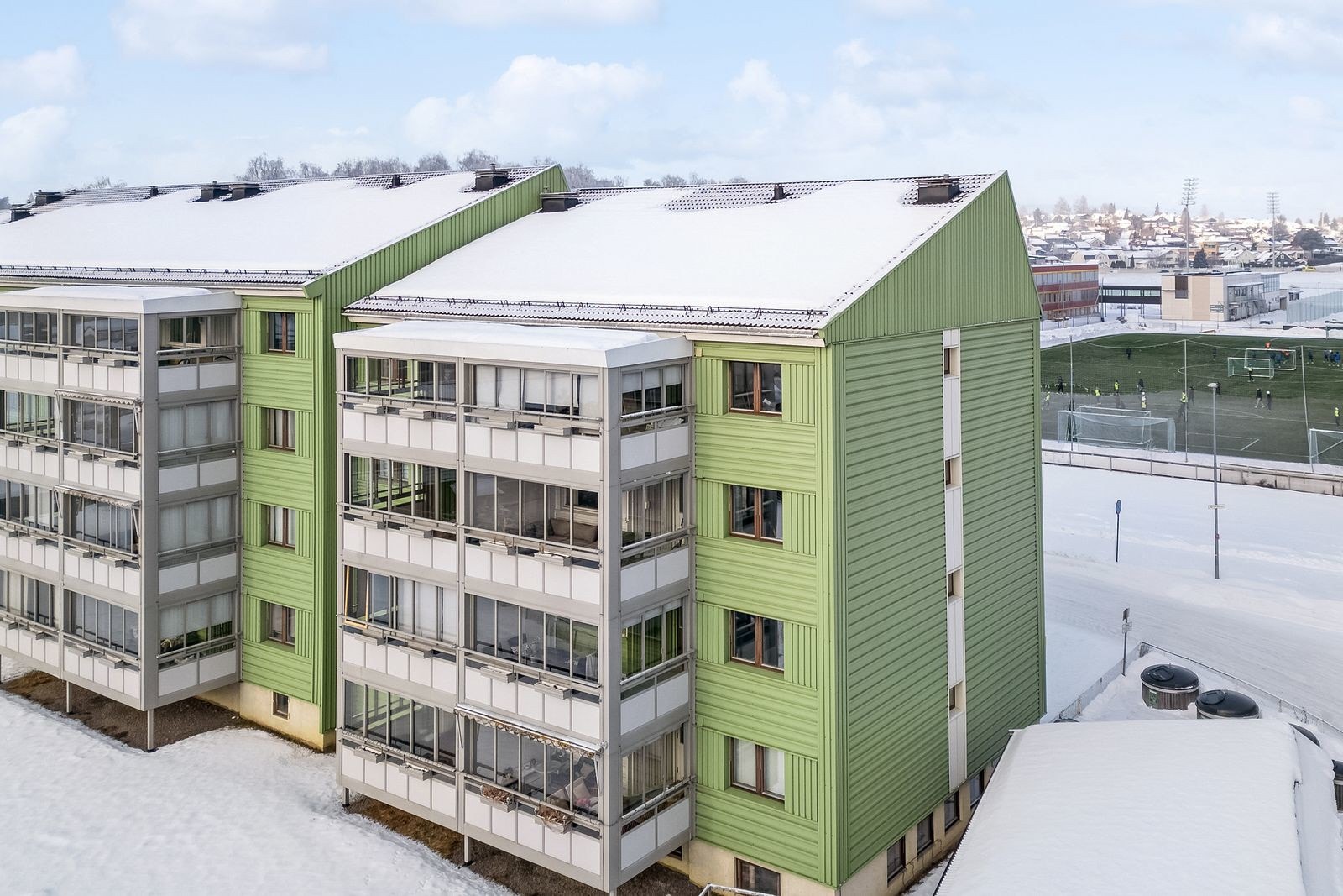 Her bor man rett ved buss, skoler, butikker og idrettspark. Galleribilde