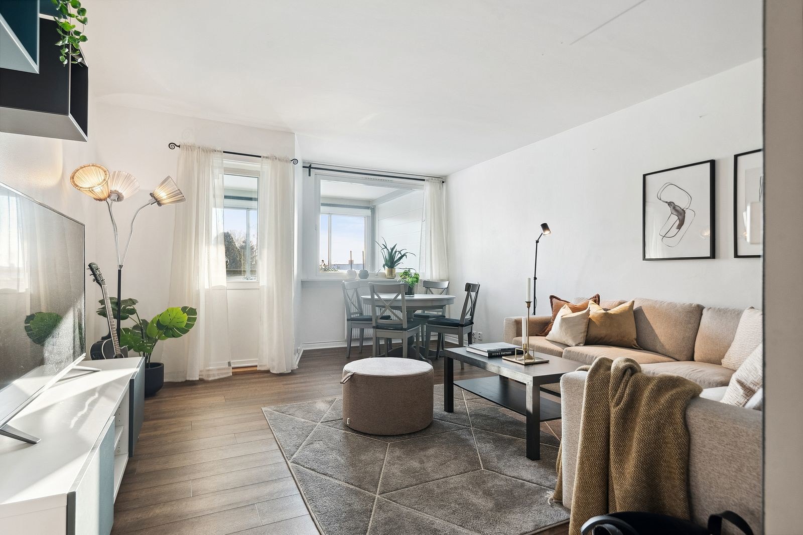 Stuen er et pent og hyggelig oppholdsrom med 1-stavs laminatgulv. Galleribilde