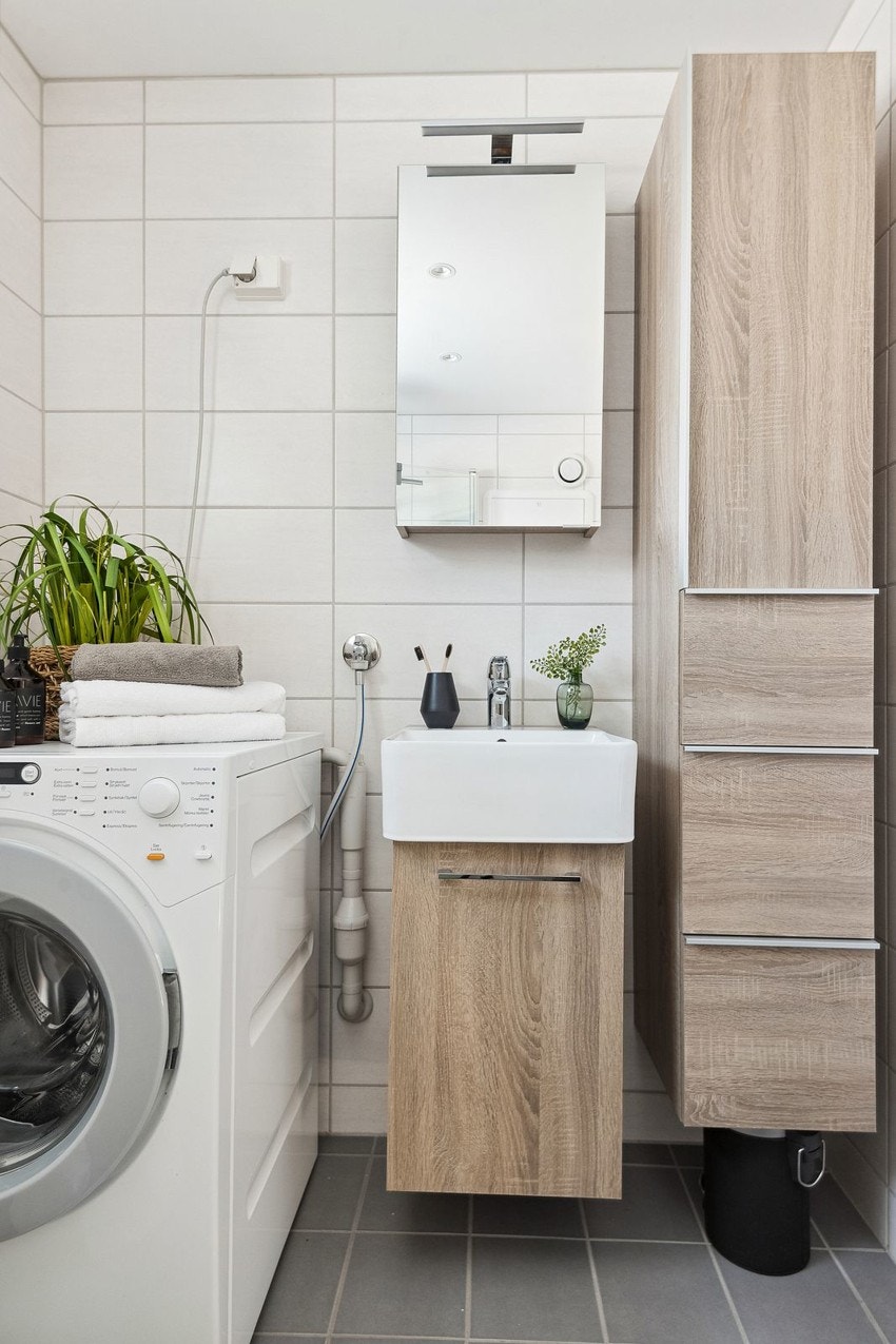 Badet har en moderne skapinnredning - godt tilpasset rommet. Galleribilde