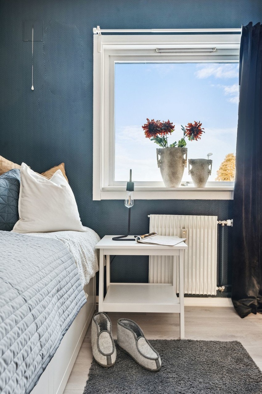Begge soverommene er malt i en mørk og trendy blåtone, for en lun og avslappende atmosfære. Galleribilde