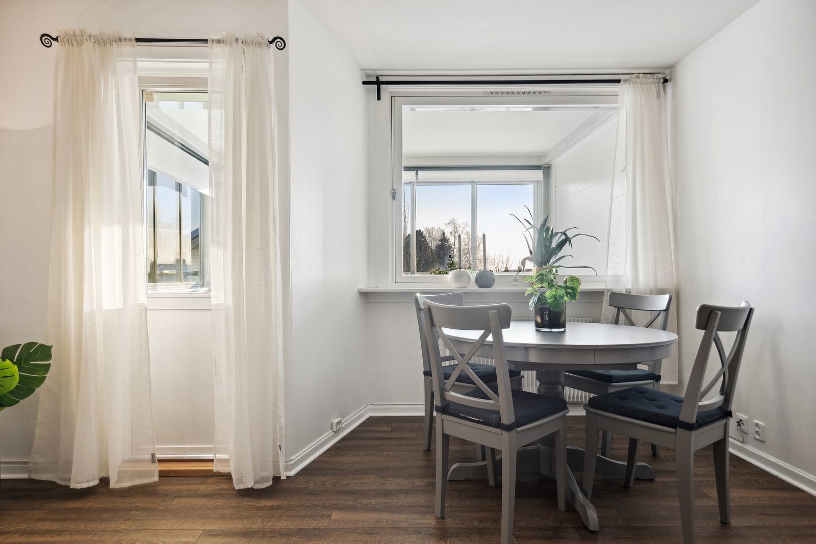 Ved stuevinduet passer det fint å innrede med en koselig spiseplass. Galleribilde