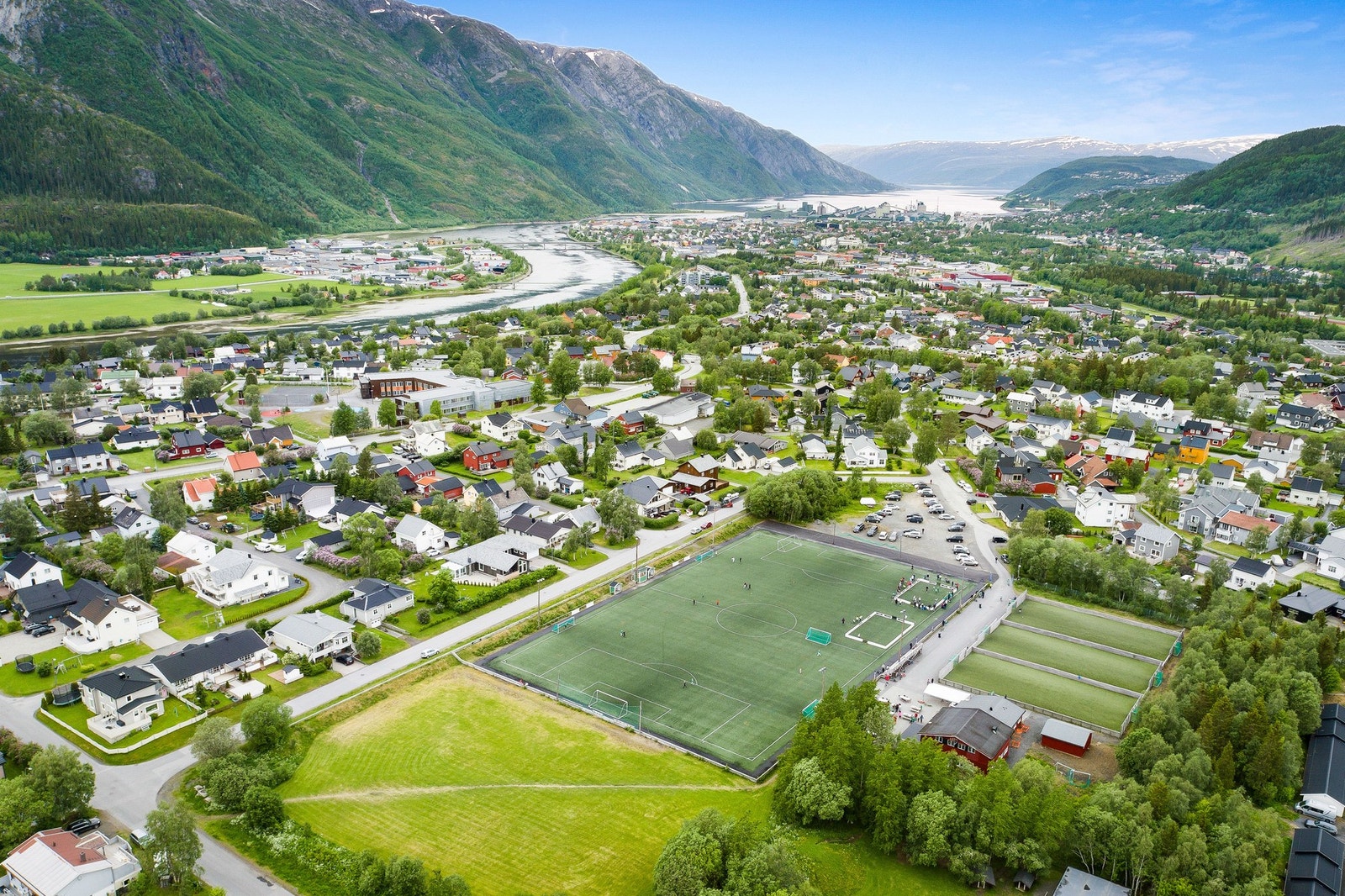 Som beboer på Tempelhaugen er det kort vei til nærbutikker, barneskole, barnehage, fotballbaner. I tillegg er det kort vei ned til Kippermoen idrettspark og Mosjøen sentrum. Galleribilde