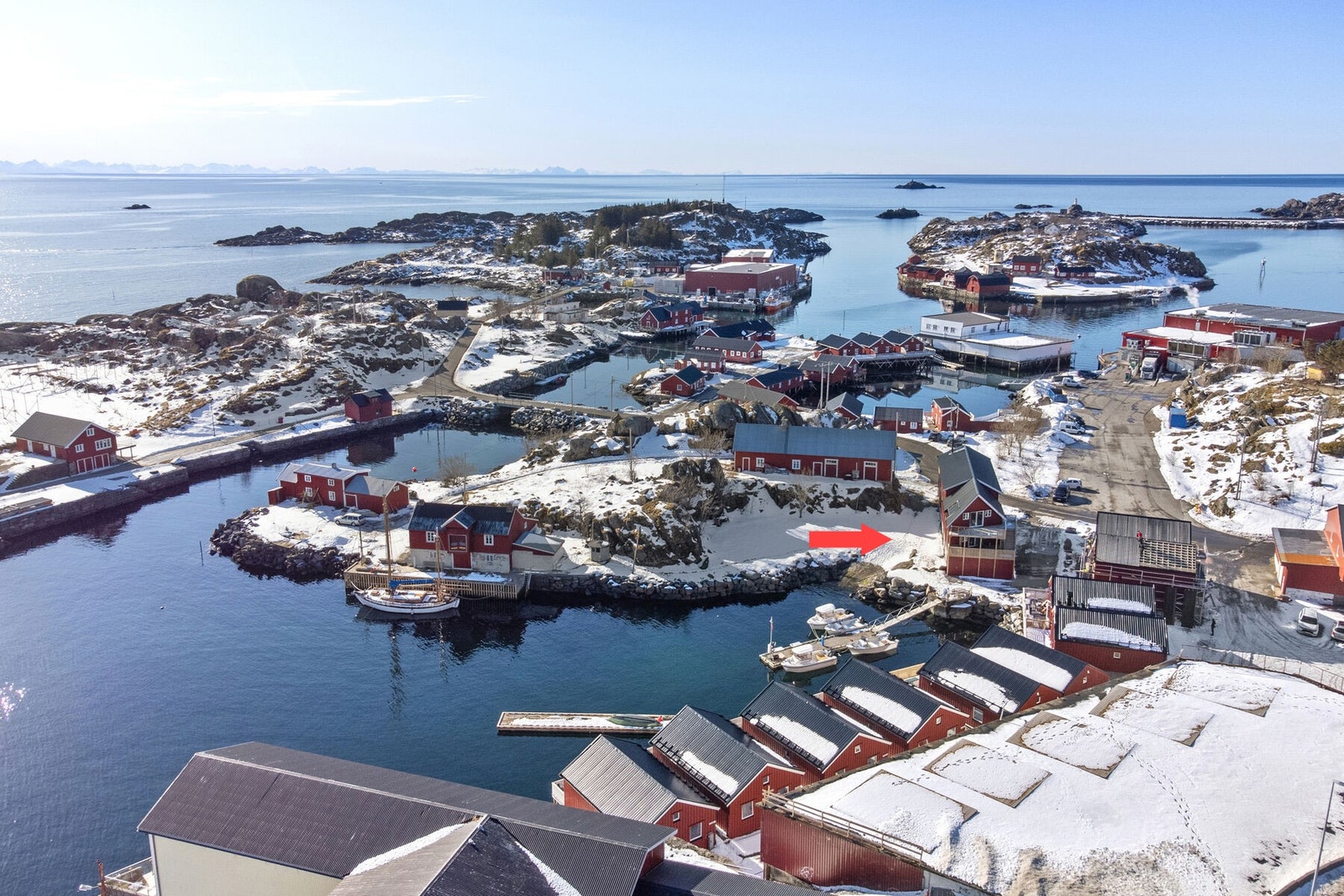 Fritidsboligen har alt man trenger i øyeblikkelig nærhet som dagligvarebutt og andre servicetilbud. Nærområdet byr opp til turer i marka, lysløyper og fjell. Galleribilde
