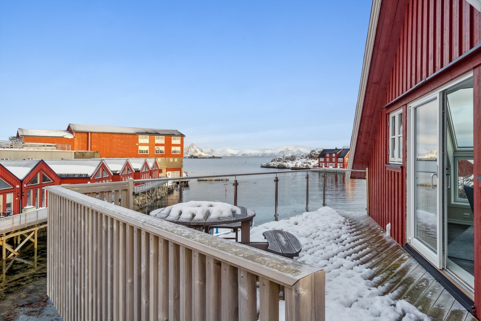 Fra verandaen i 3. etasje kan du nyte utsikt mot fjorden og den majestetiske Vågakallen. Galleribilde
