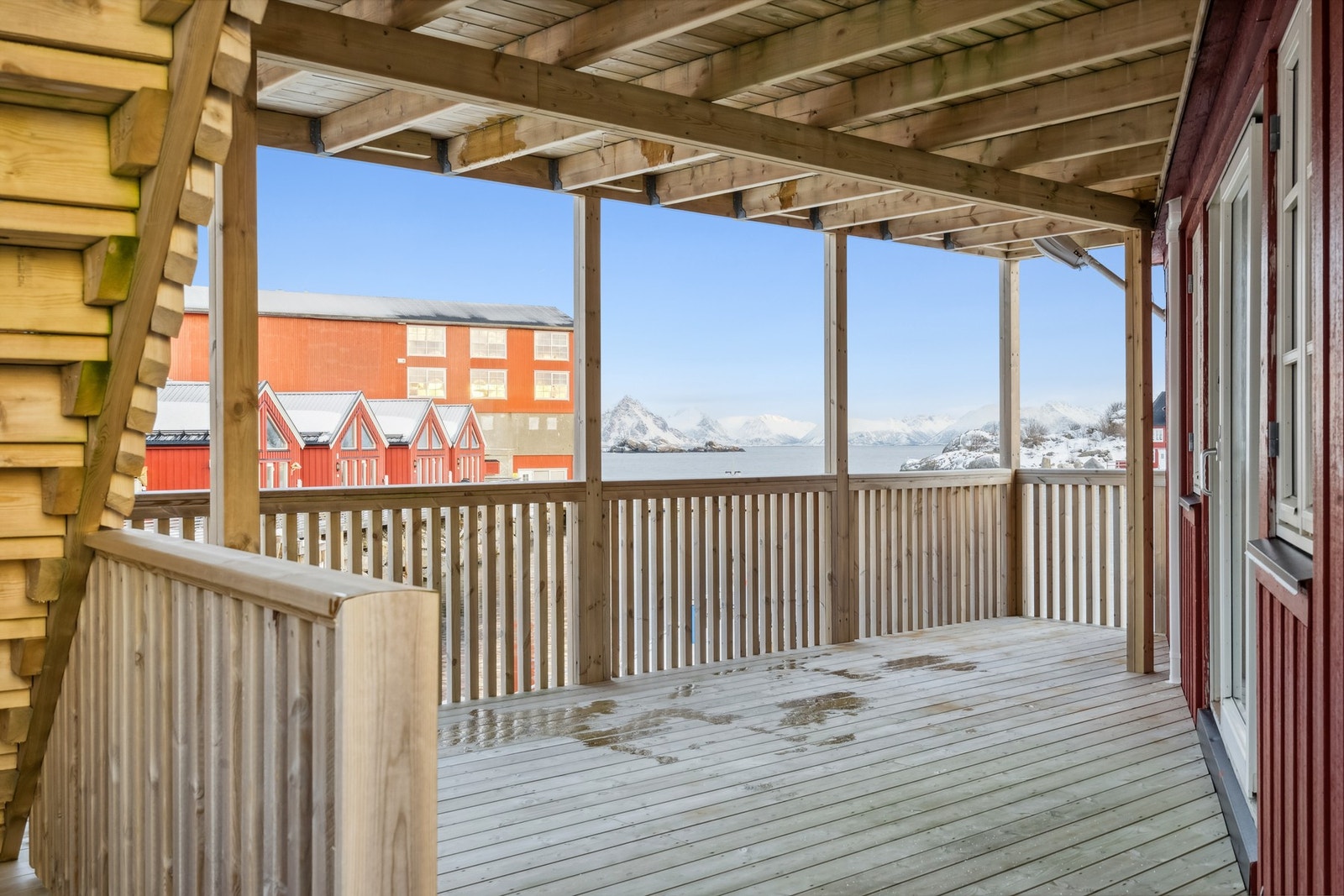 Utgang rett fra soverommet til denne flotte verandaen. Her kan du nyte sjøutsikten og de herskapelige lofotfjellene. Galleribilde