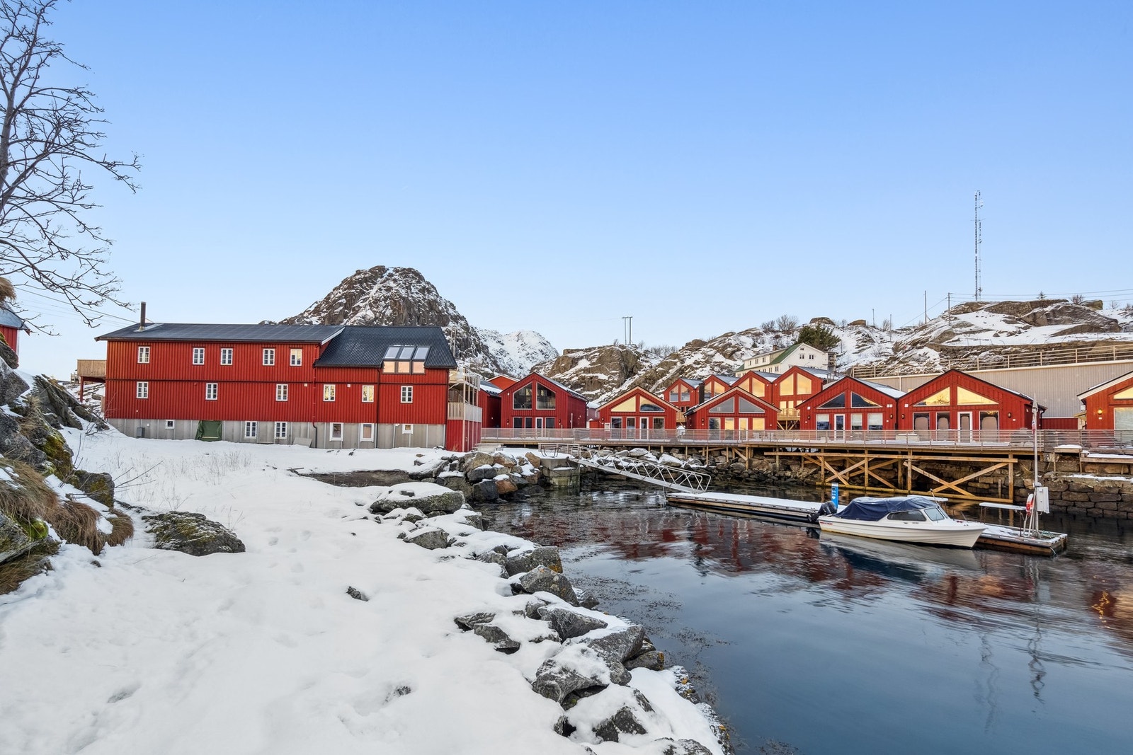 Her har du en moderne og maritim fritidsbolig med flott beliggenhet langs sjøkanten i Stamsund. Galleribilde