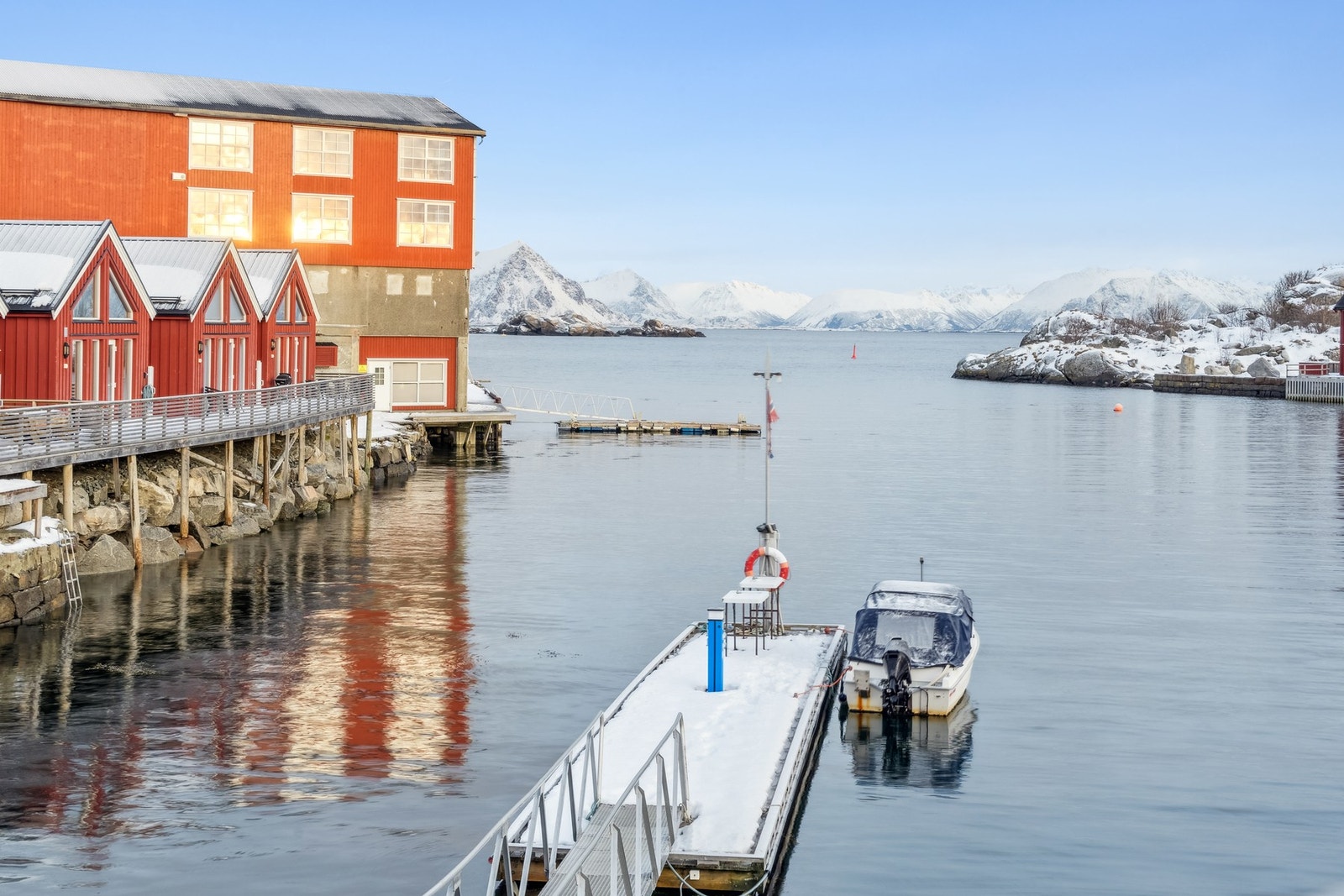 Start din neste unike naturopplevelse i Lofoten direkte fra eiendommen og ut mot storhavet fra tilhørende flytebrygge! Galleribilde
