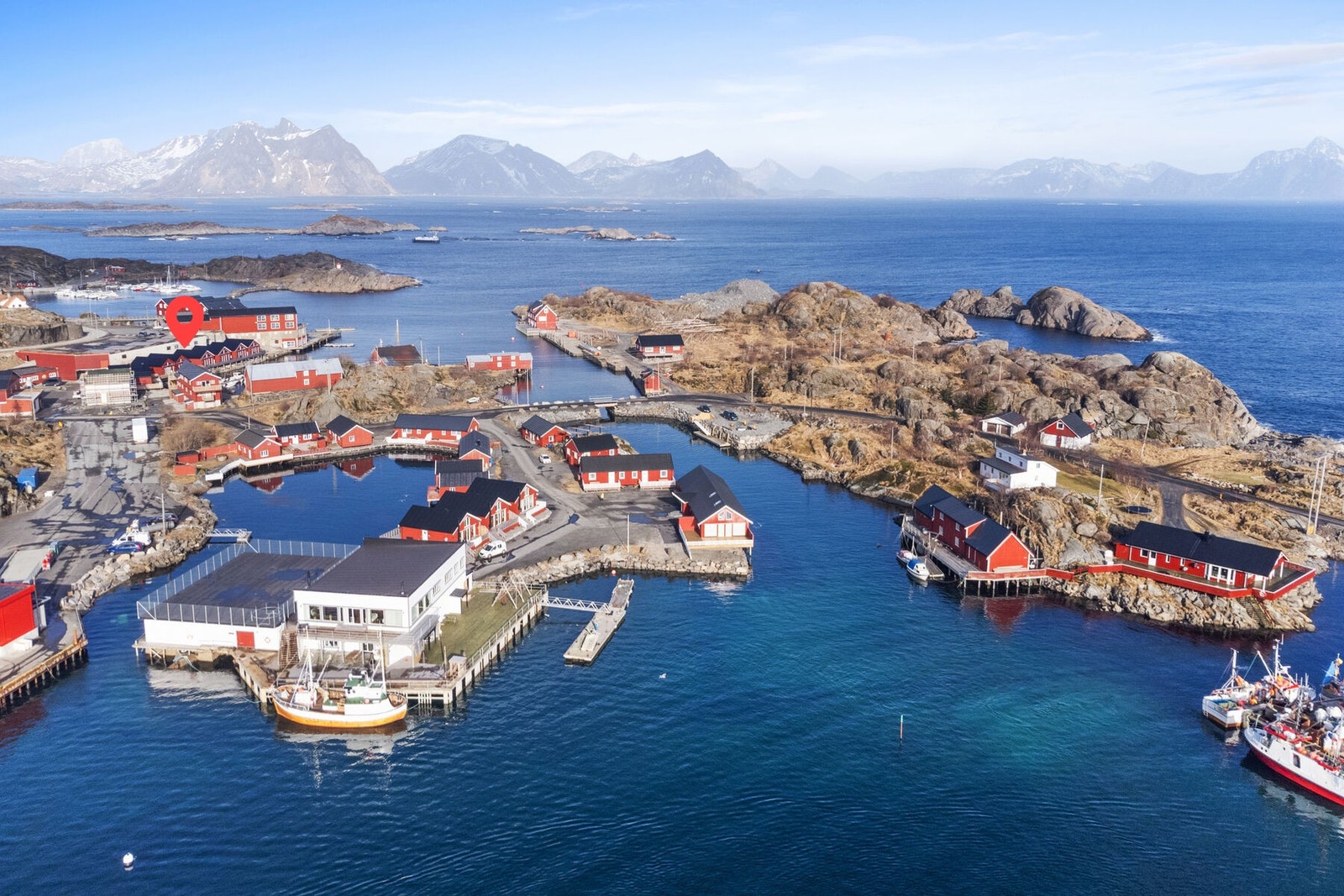 En fritidsbolig med attraktiv beliggenhet og ligger i sjøkanten med en fantastisk utsikt mot Stamsund havn og de vakre Lofotfjellene! Galleribilde