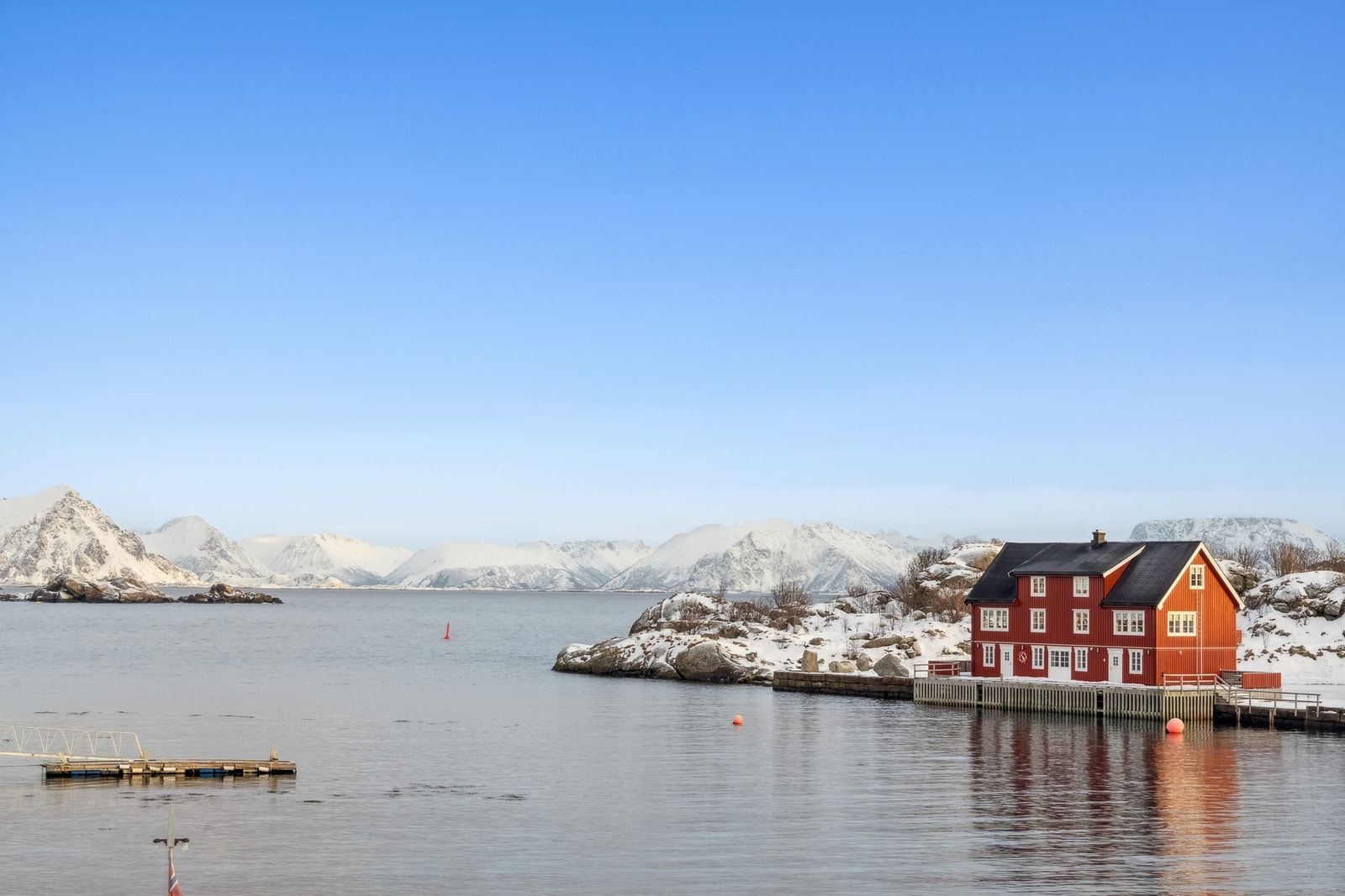 Nydelig utsikt og alt det som naturen kan by på er rett ved eiendommen! Galleribilde