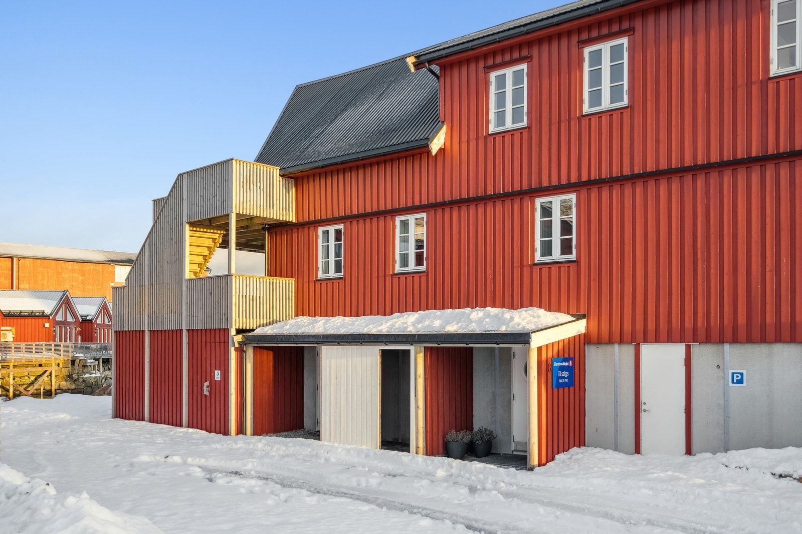 Overbygd inngangsparti. Det er trapp utvendig fra 1. til 3. etasje Galleribilde