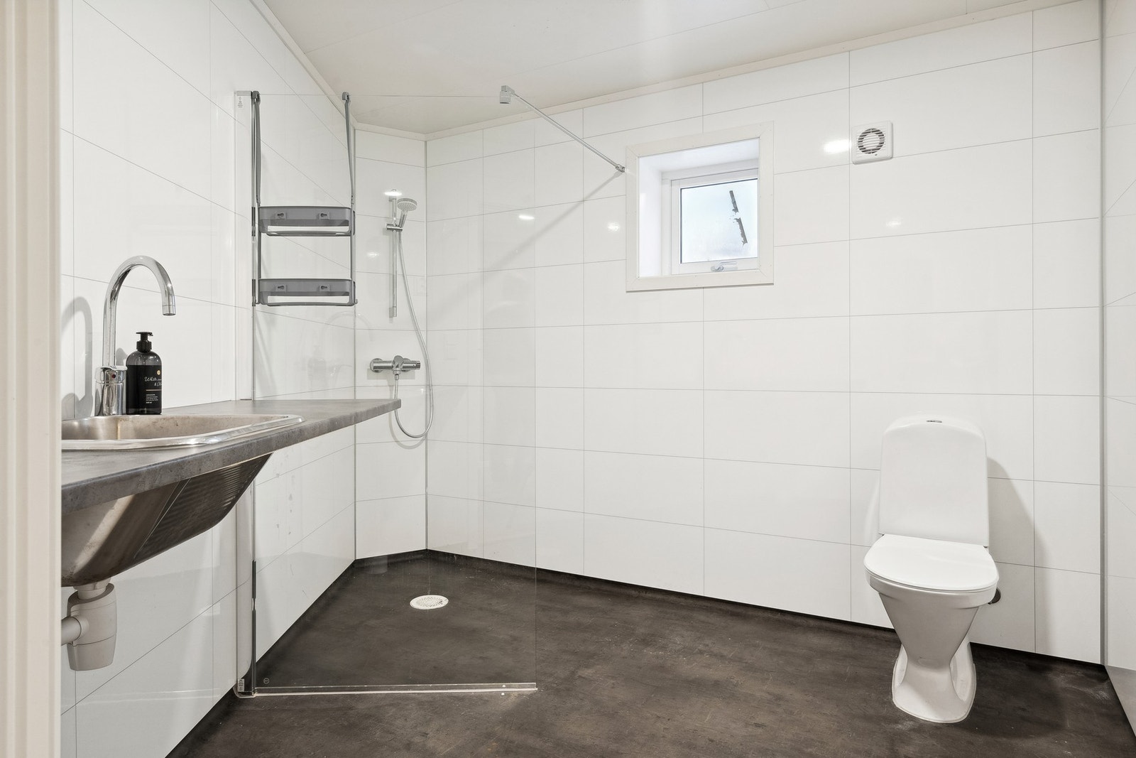 Romslig bad i 1. etasje med downlights i tak. Galleribilde