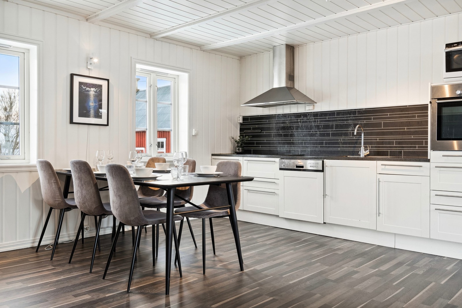 God benkeplass og flere vindu som gir godt med lys i rommet. Galleribilde