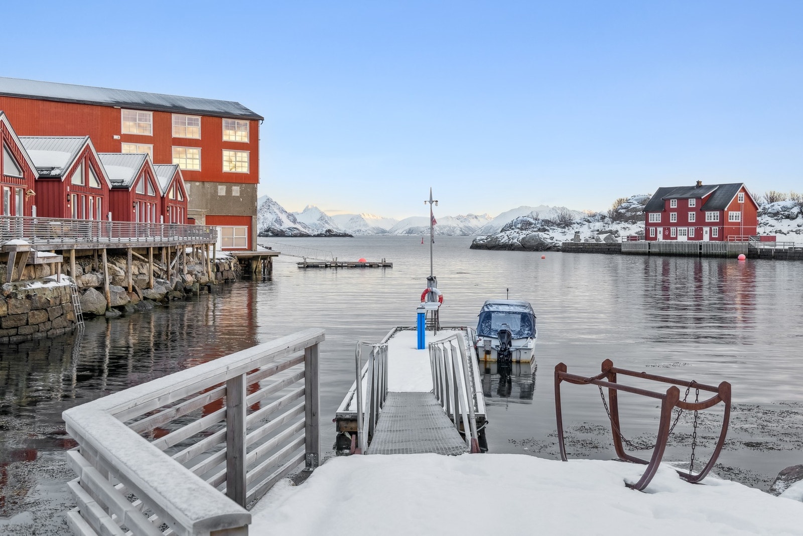 Direkte tilgang til kaiområdet med egen flytebrygge. Perfekt for deg som er glad i aktiviteter på vannet! Galleribilde