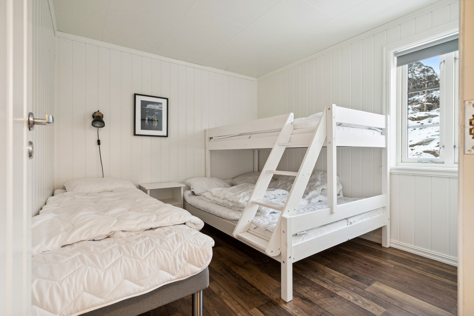 Ett av tre soverom i 2.etasje. Smarte sengeløsninger for å utnytte romstørrelsen. Galleribilde