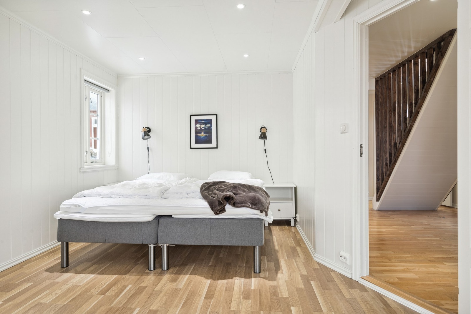 Romslig hovedsoverom som er lyst og innbydende med downlights i himlingen. Galleribilde