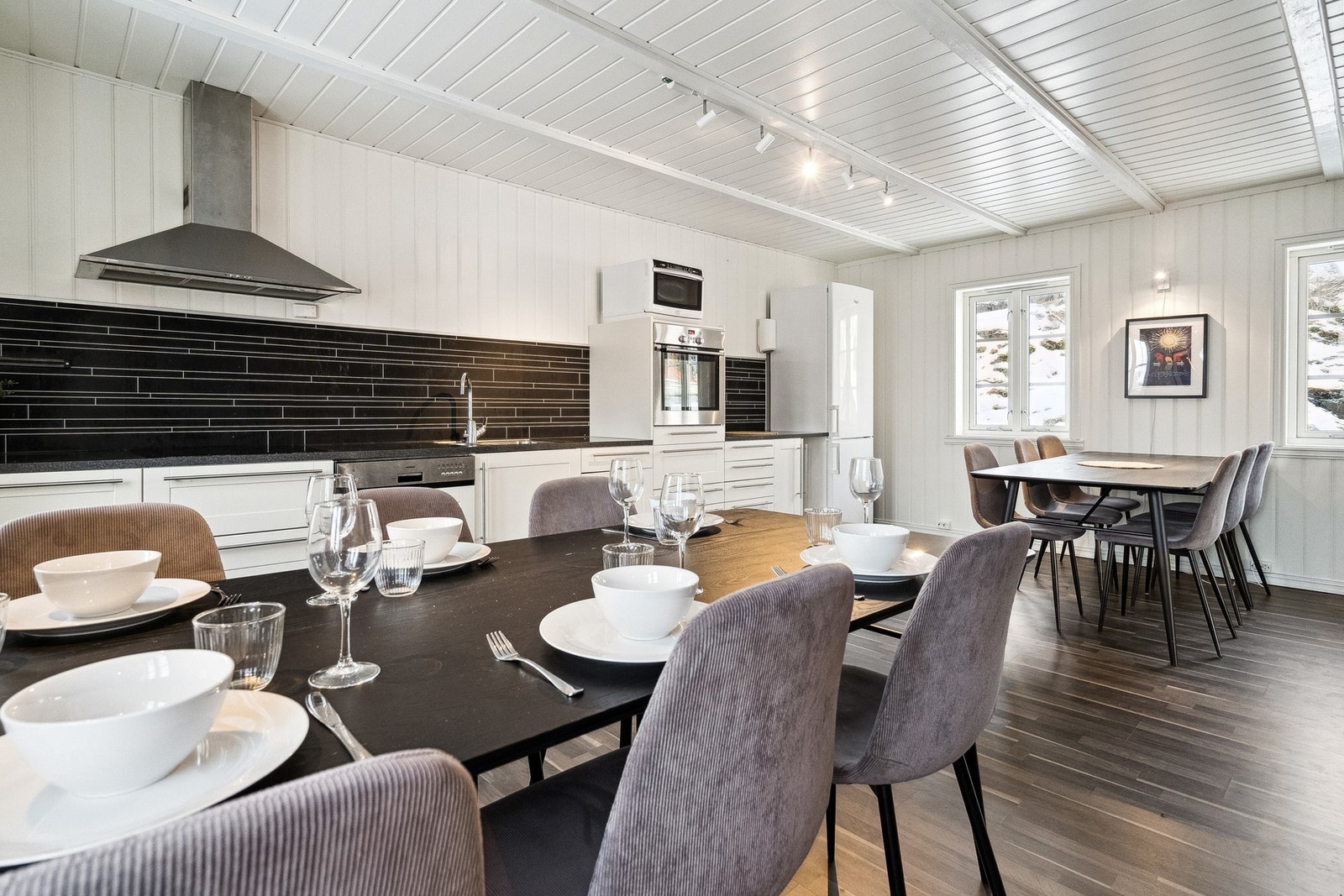 Her kan du invitere venner og familie, enkelt å få plass til langbord her. Galleribilde