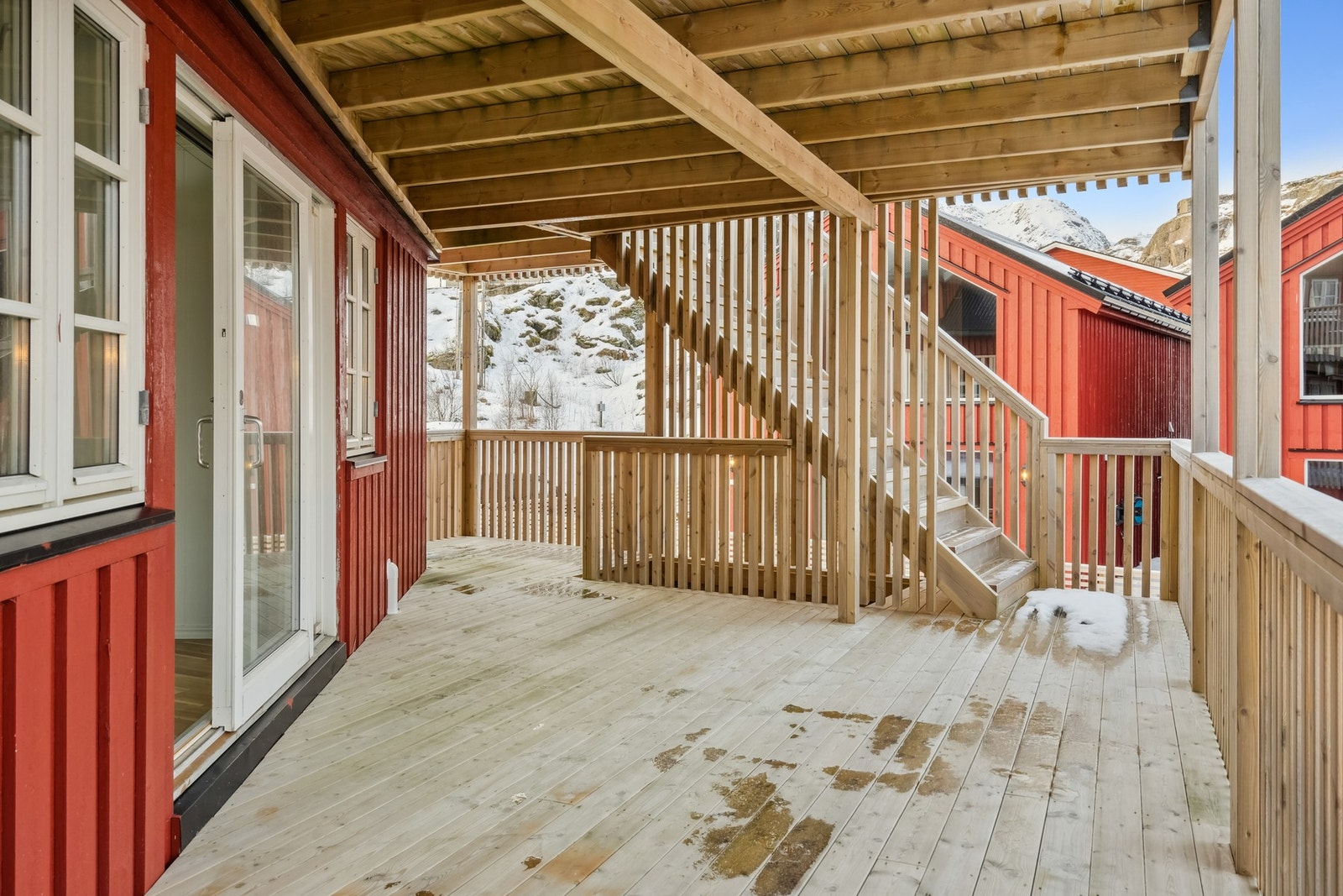 God plass til utemøbler og trapp som går opp til verandaen over som har utgang fra stua. Galleribilde