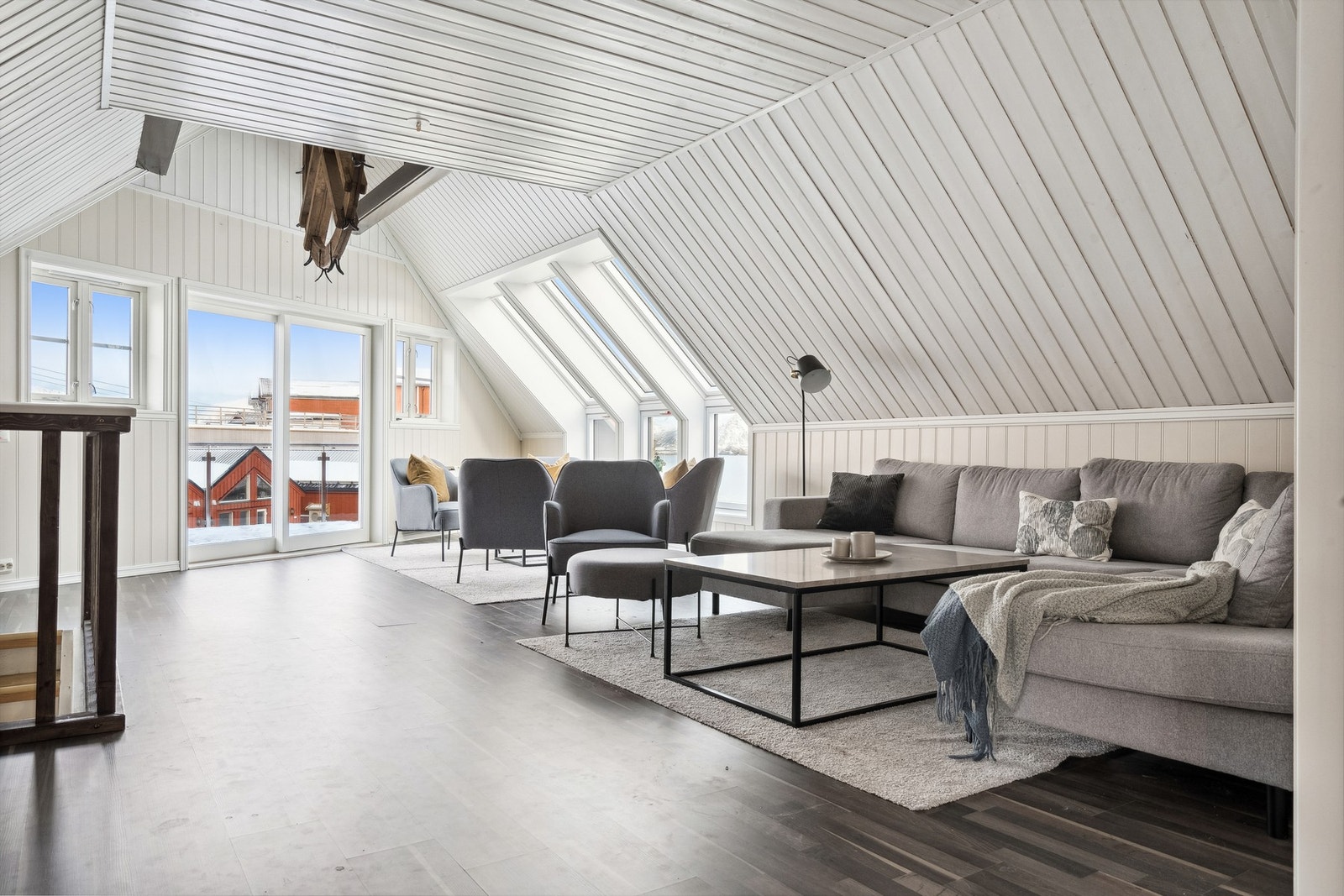 Stor og romslig stue med store vindusflater som gir mye naturlig lys i rommet. Galleribilde