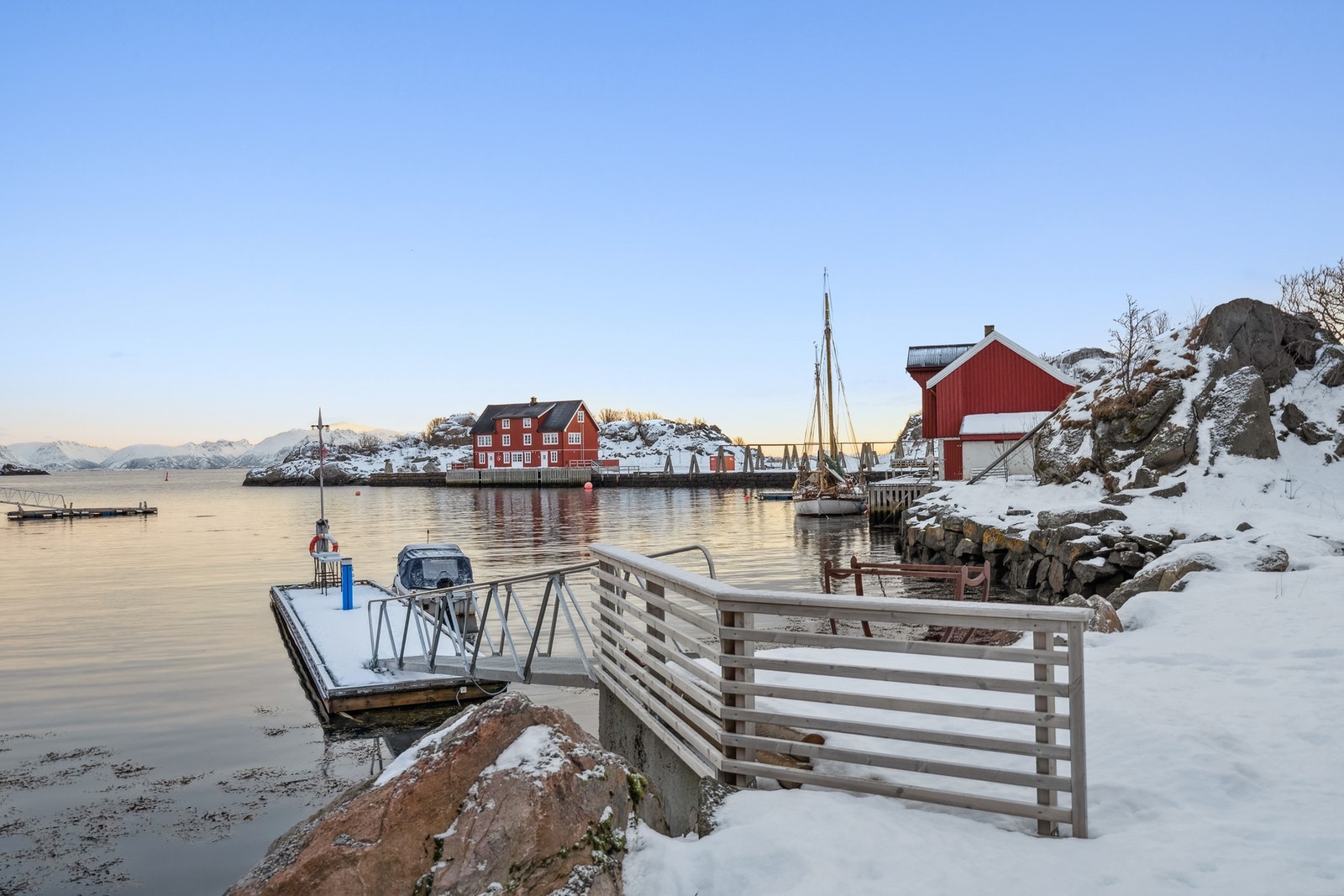 Idyllisk plassering rett ved sjøkanten. Galleribilde