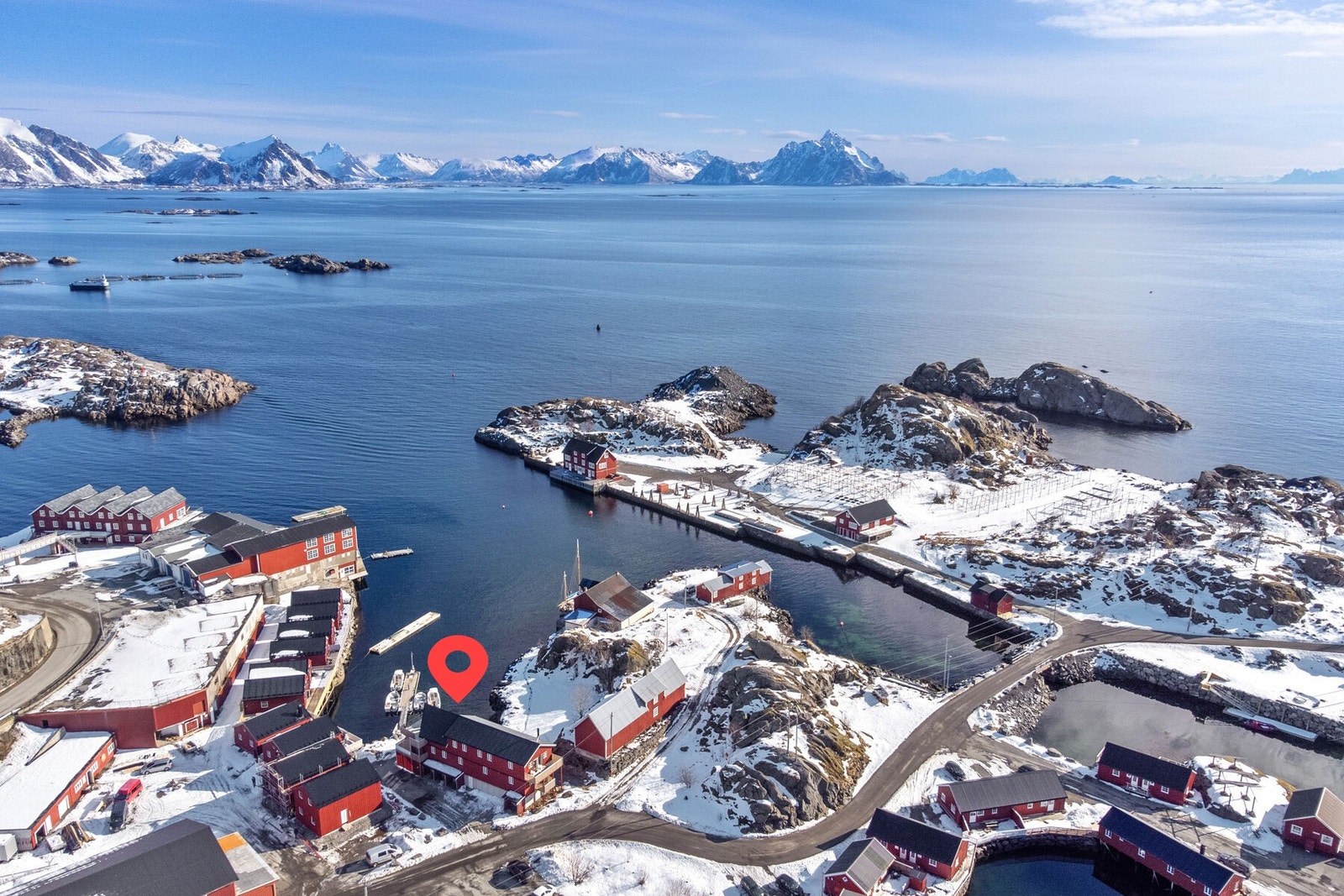 Stamsund er et levende fiskevær - her er det flere flotte rorbuer i området. Galleribilde