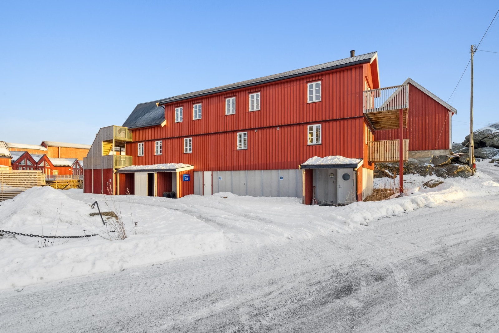 Enkel adkomst til eiendommen med biloppstillingsplasser på felles tomt. Galleribilde