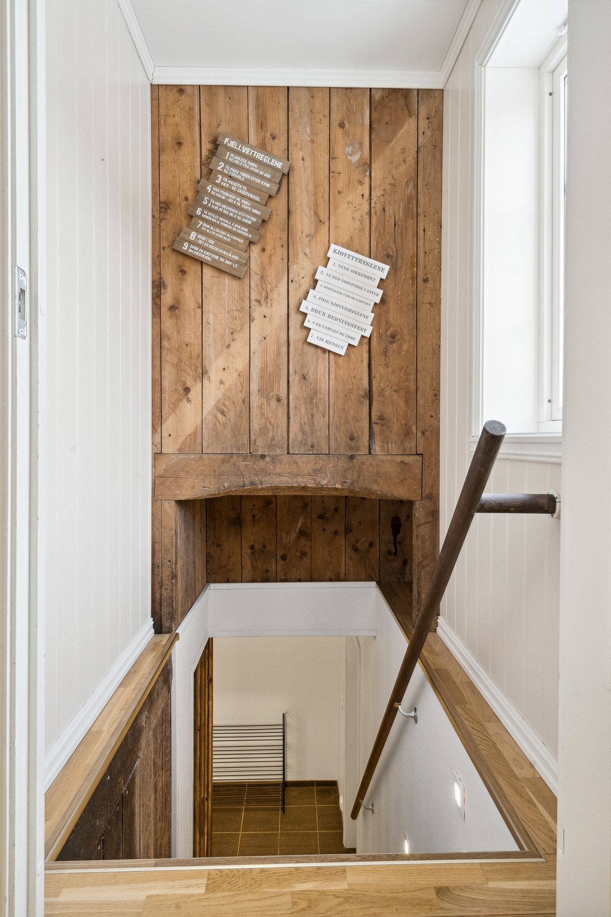 Vi tar trappen opp til 2.etasje! Her blandes gammel og moderne stil i fin harmoni. Galleribilde