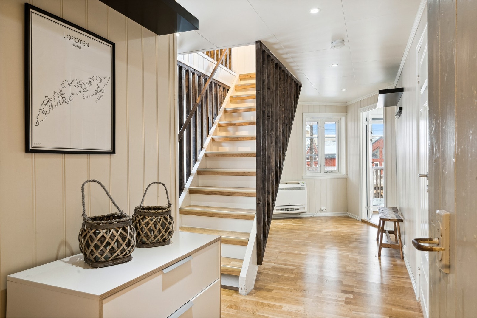 Gang med varmepumpe og downlights i himling. Galleribilde