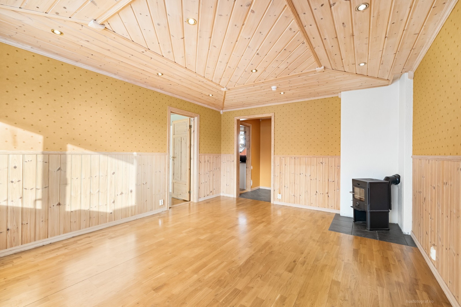 Montert downlights i himling, samt vedovn Galleribilde