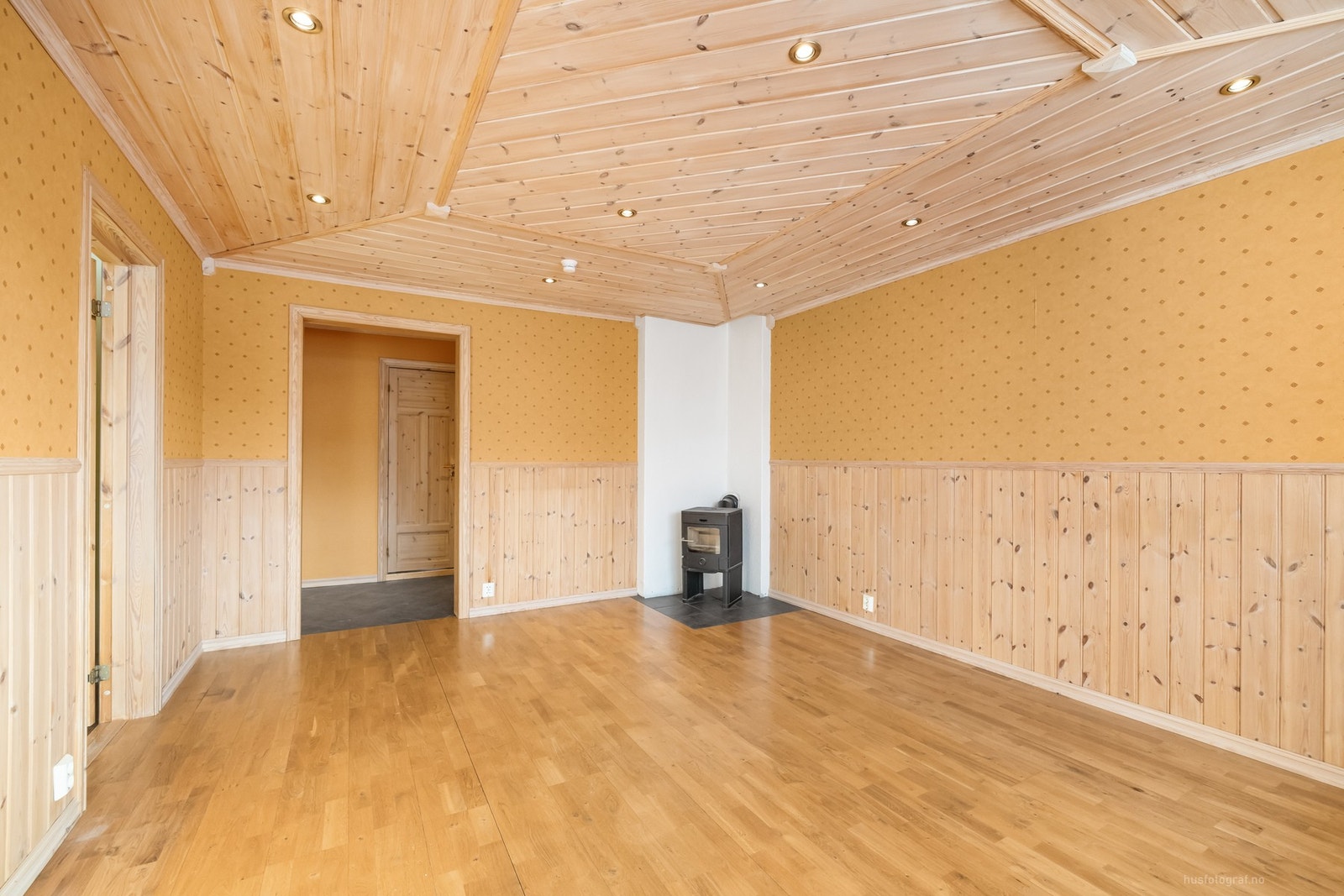 Brystpanel på vegg, og listverk i himling Galleribilde