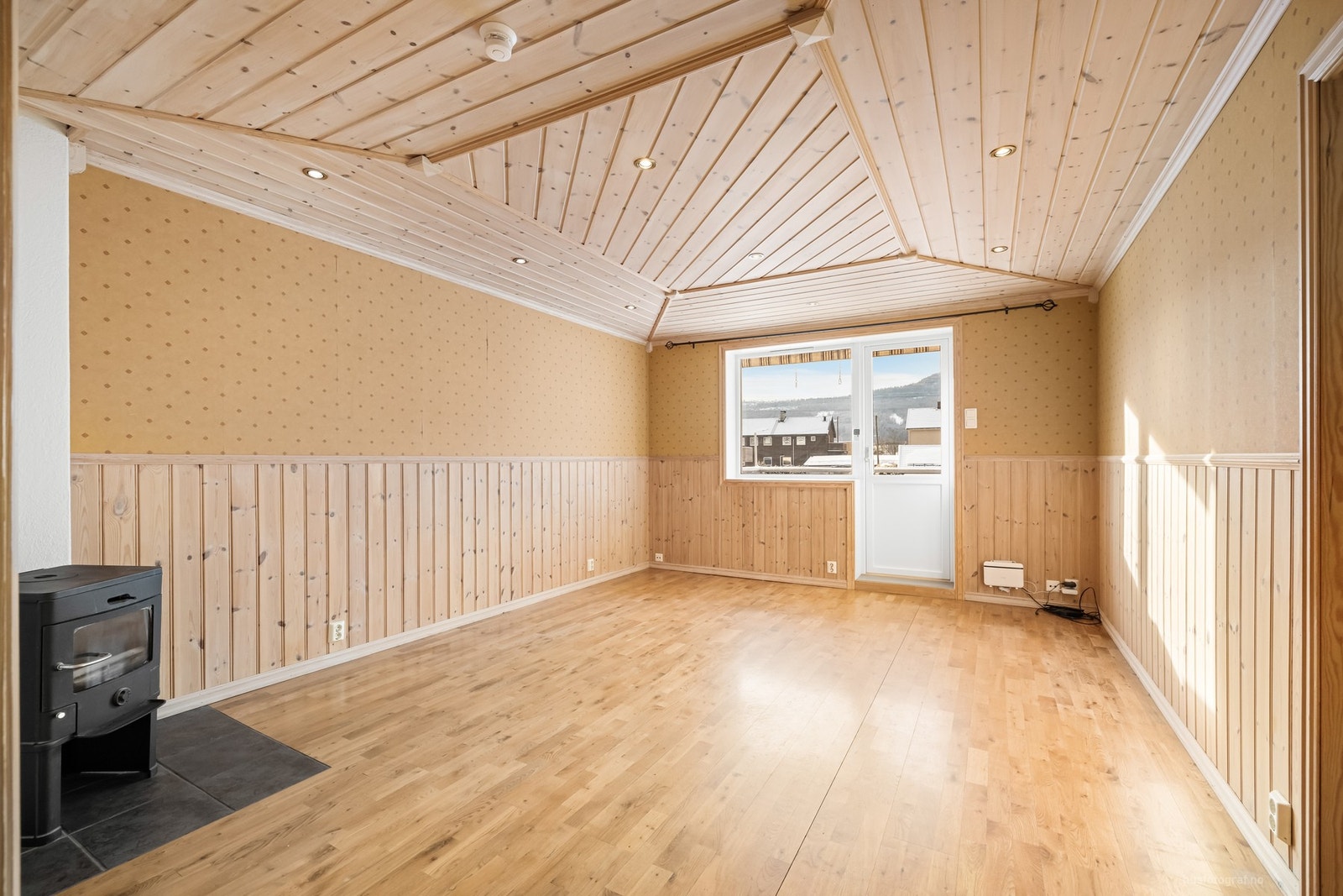 Trivelig og lys stue med gode vindusflater Galleribilde