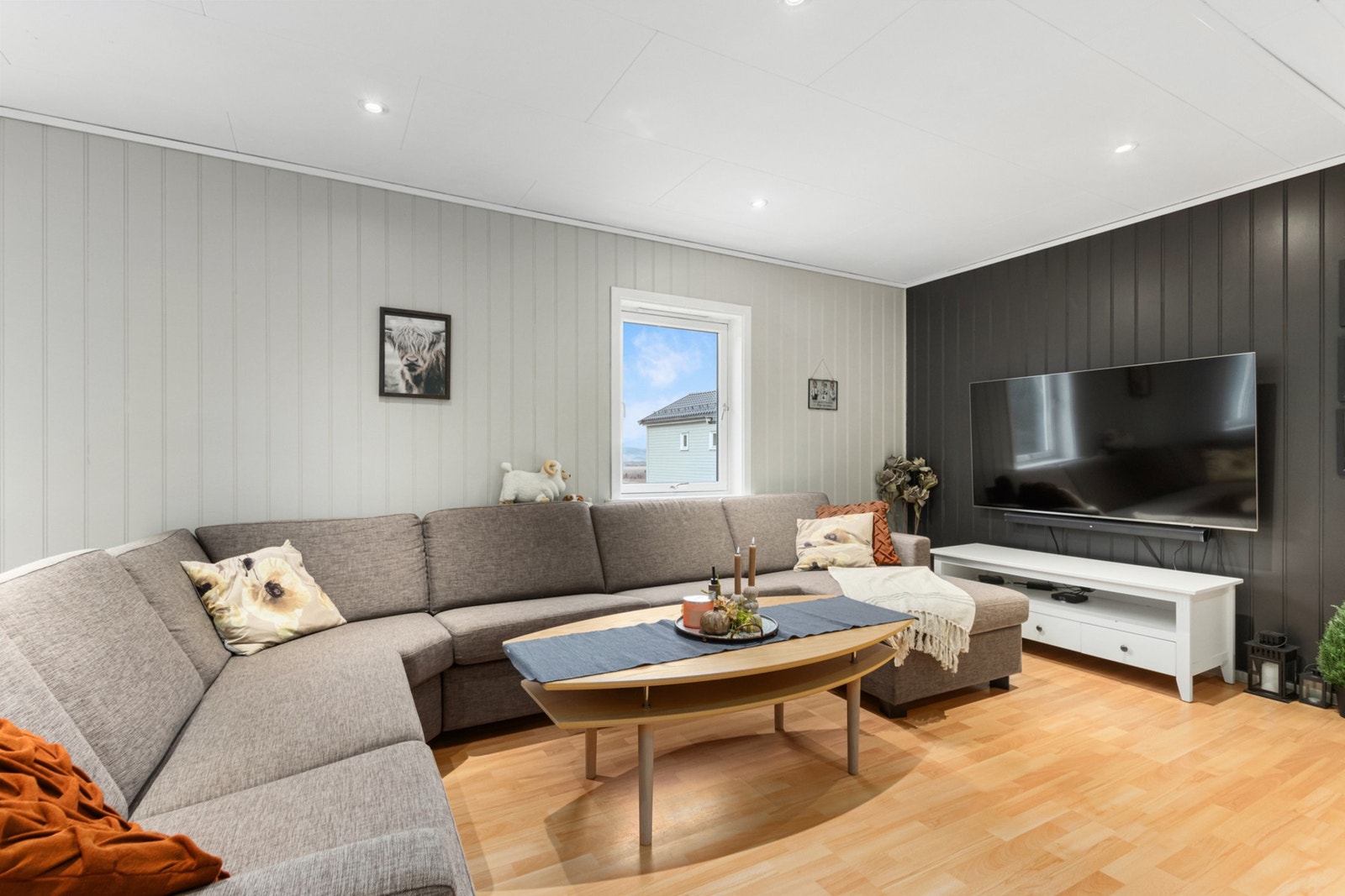 Lys, trivelig og romslig stue. Galleribilde