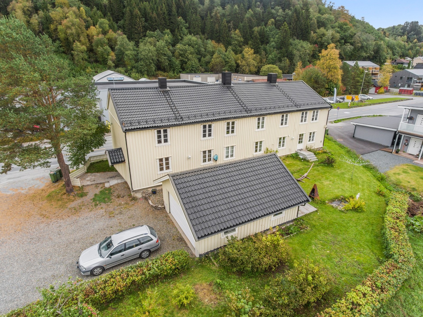 Romslig garasje. Galleribilde