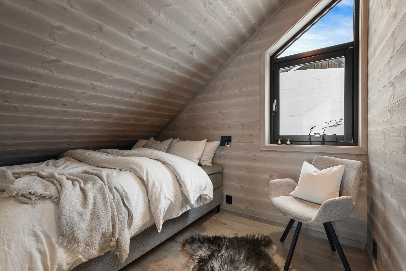 Soverom på loft
NB! dette er eit bilete frå ei oppgradert og ferdigbygd hytte. Bileta kan difor avvika på leveranse frå standard hytte. Galleribilde