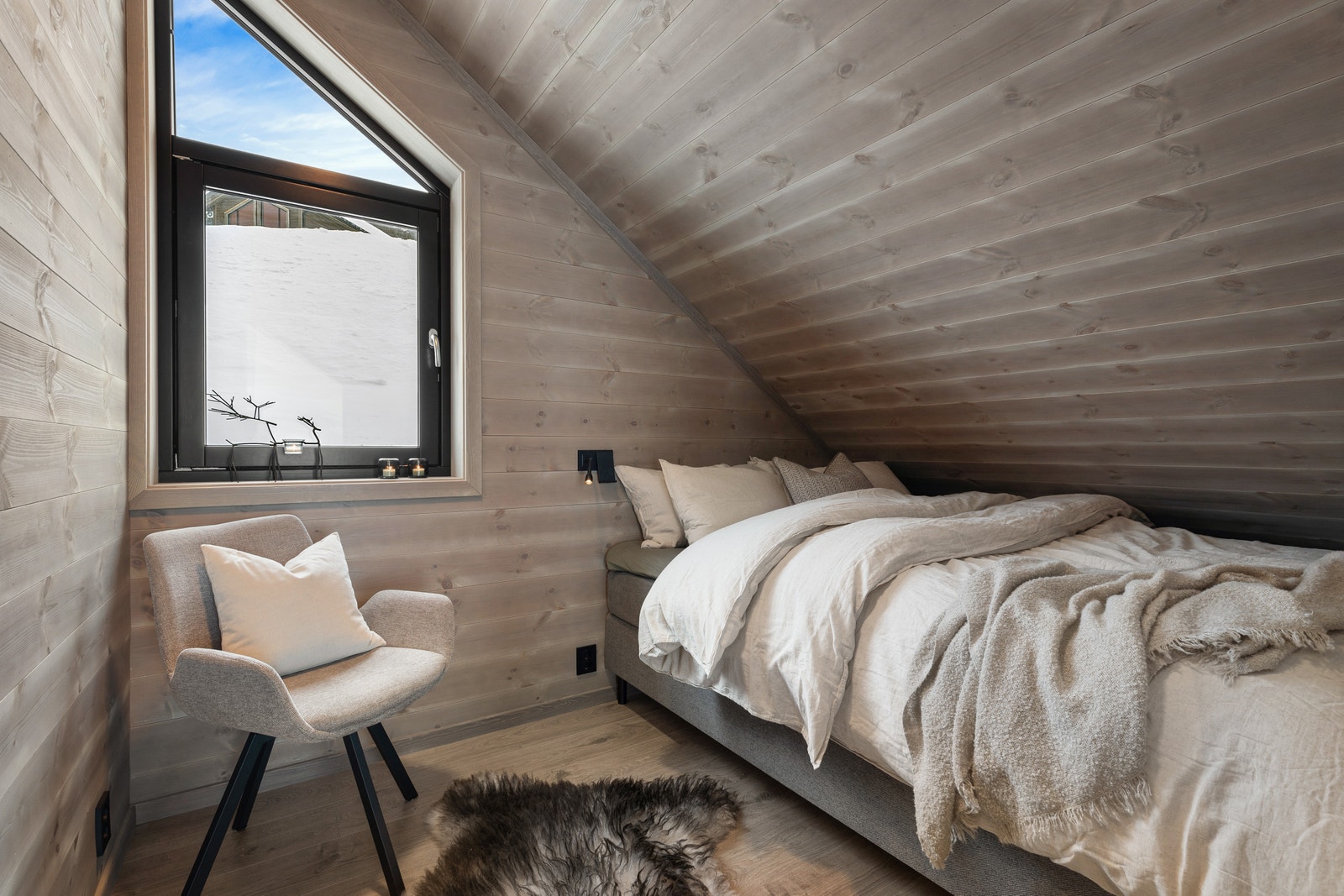 Soverom på loft
NB! dette er eit bilete frå ei oppgradert og ferdigbygd hytte. Bileta kan difor avvika på leveranse frå standard hytte. Galleribilde