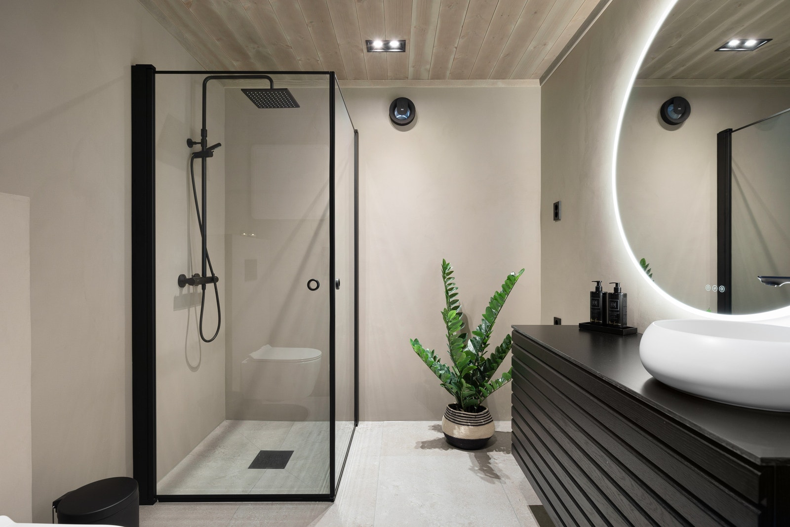 Moderne bad med mikrosement på veggane og flis på golv.
NB! dette er eit bilete frå ei oppgradert og ferdigbygd hytte. Bileta kan difor avvika på leveranse frå standard hytte. Galleribilde