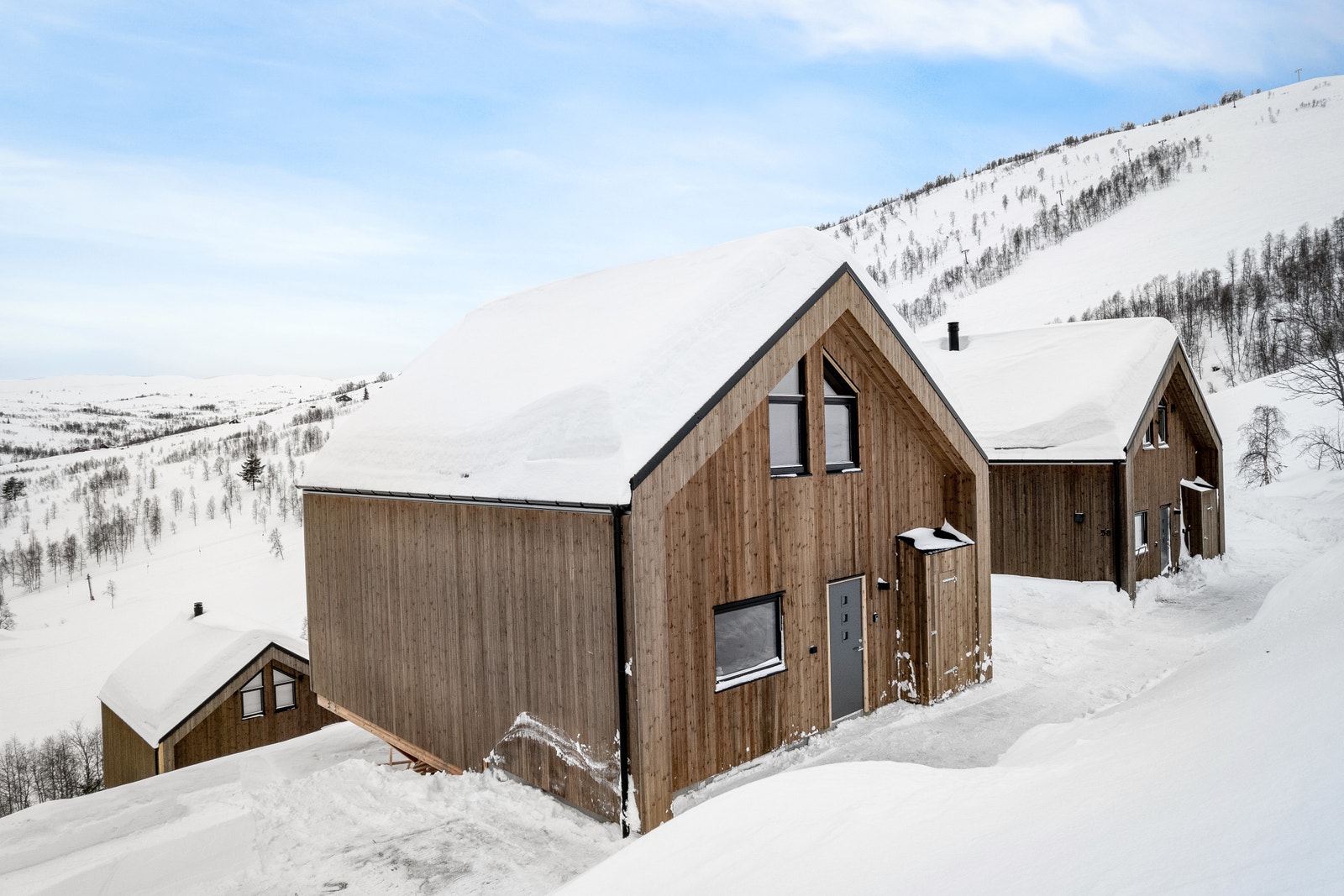 Ein kan køyre bil heilt til døra for avlessing. Parkering i eigen carport som ligg rett under hytta Galleribilde