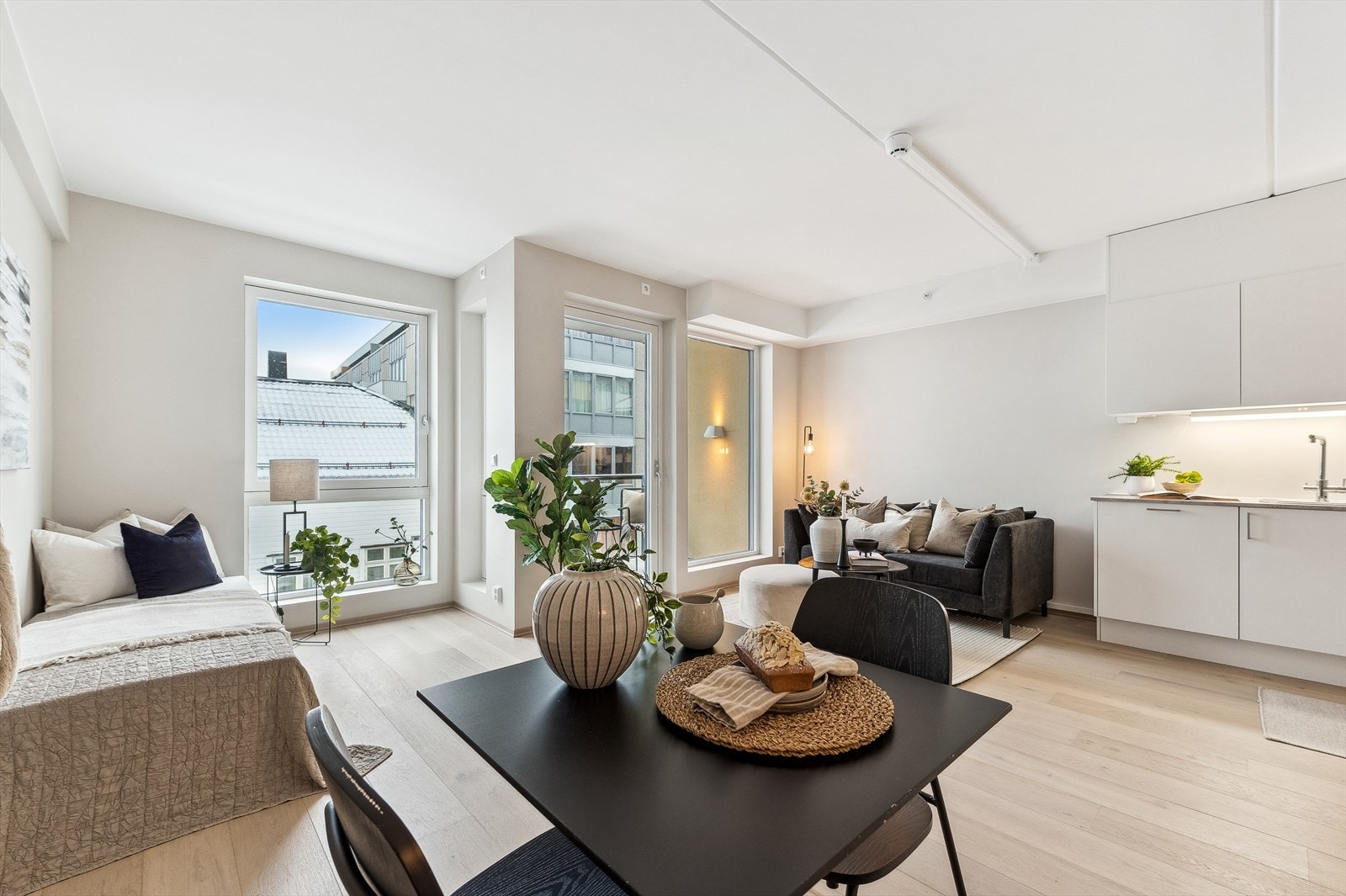 Innvendig har leiligheten tidsriktig 1-stavs eikeparkett på gulv og veggene er malt i duse fargetoner. Galleribilde